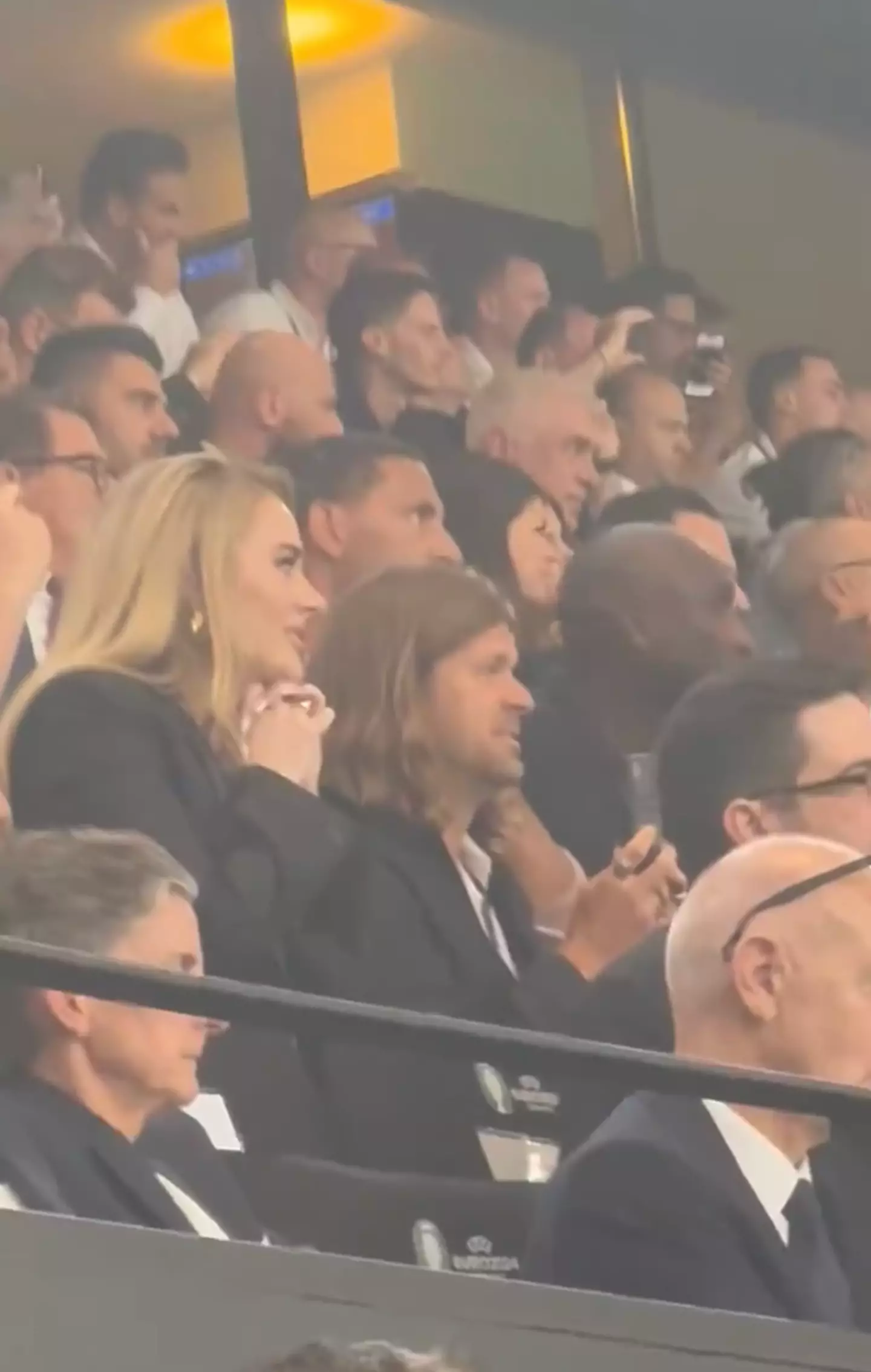 The star watched on as Kane took the pen. ( X/ @oliverpocher)