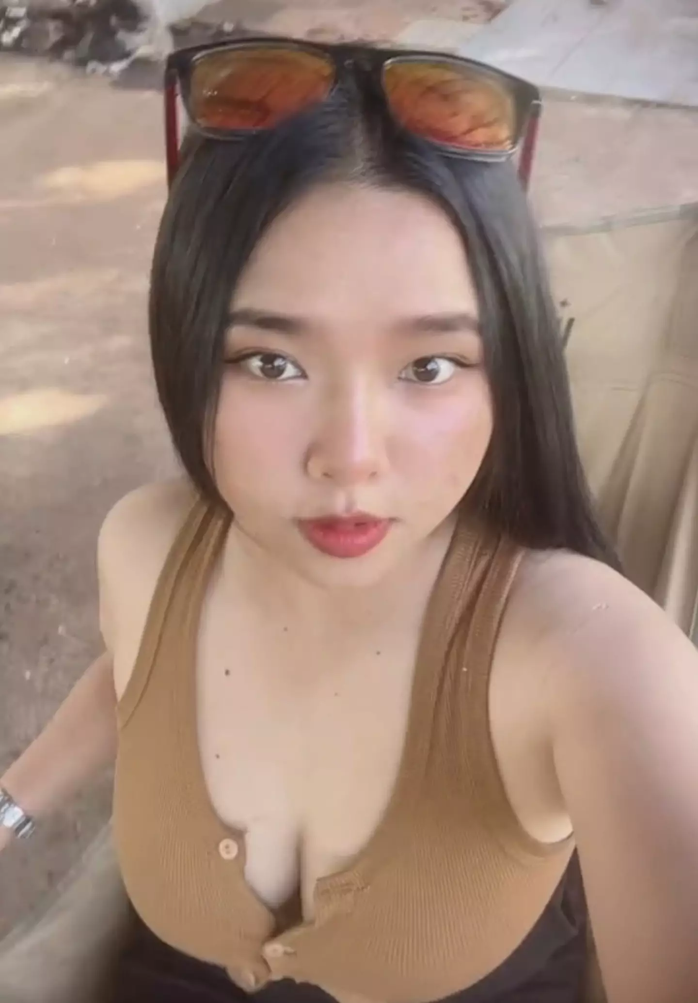 Nong Fah has been dating identical twin brothers Sing and Suea since last year (TikTok/@hoylaa44)