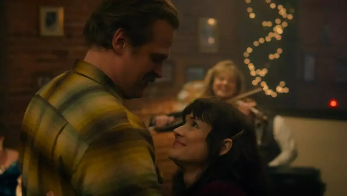 Joyce and Hopper also get engaged in the finale (Netflix)