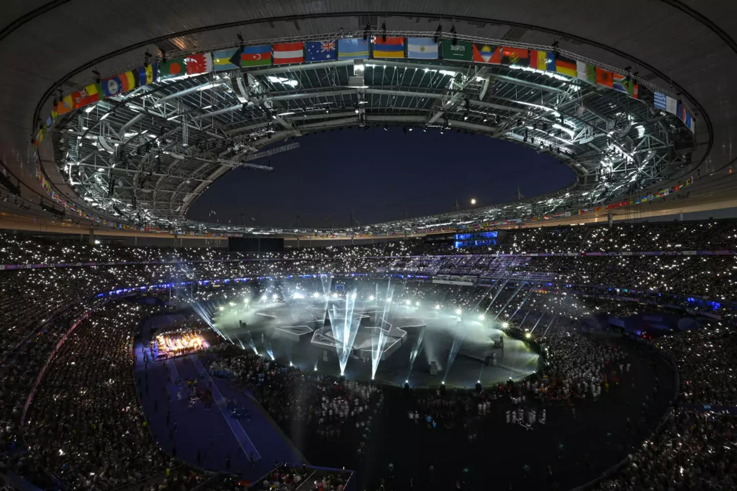 Fans took a while to figure out what shape the stage was in. (LUIS ROBAYO/AFP via Getty Images)