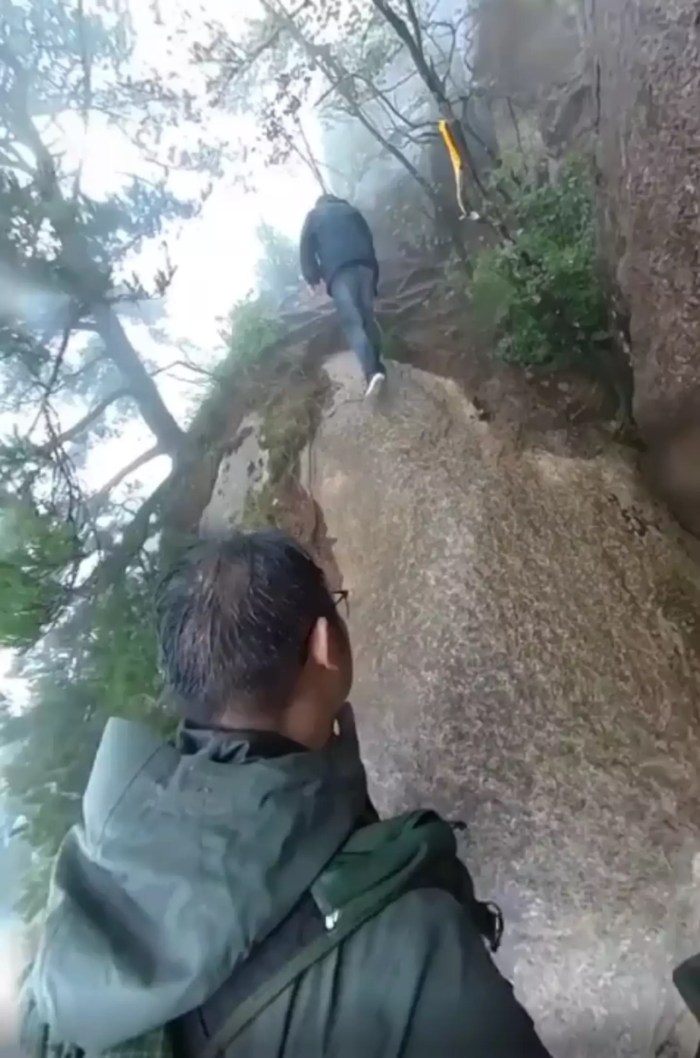 Yang Meng captured his fall on the slippery slope (Yang Meng)