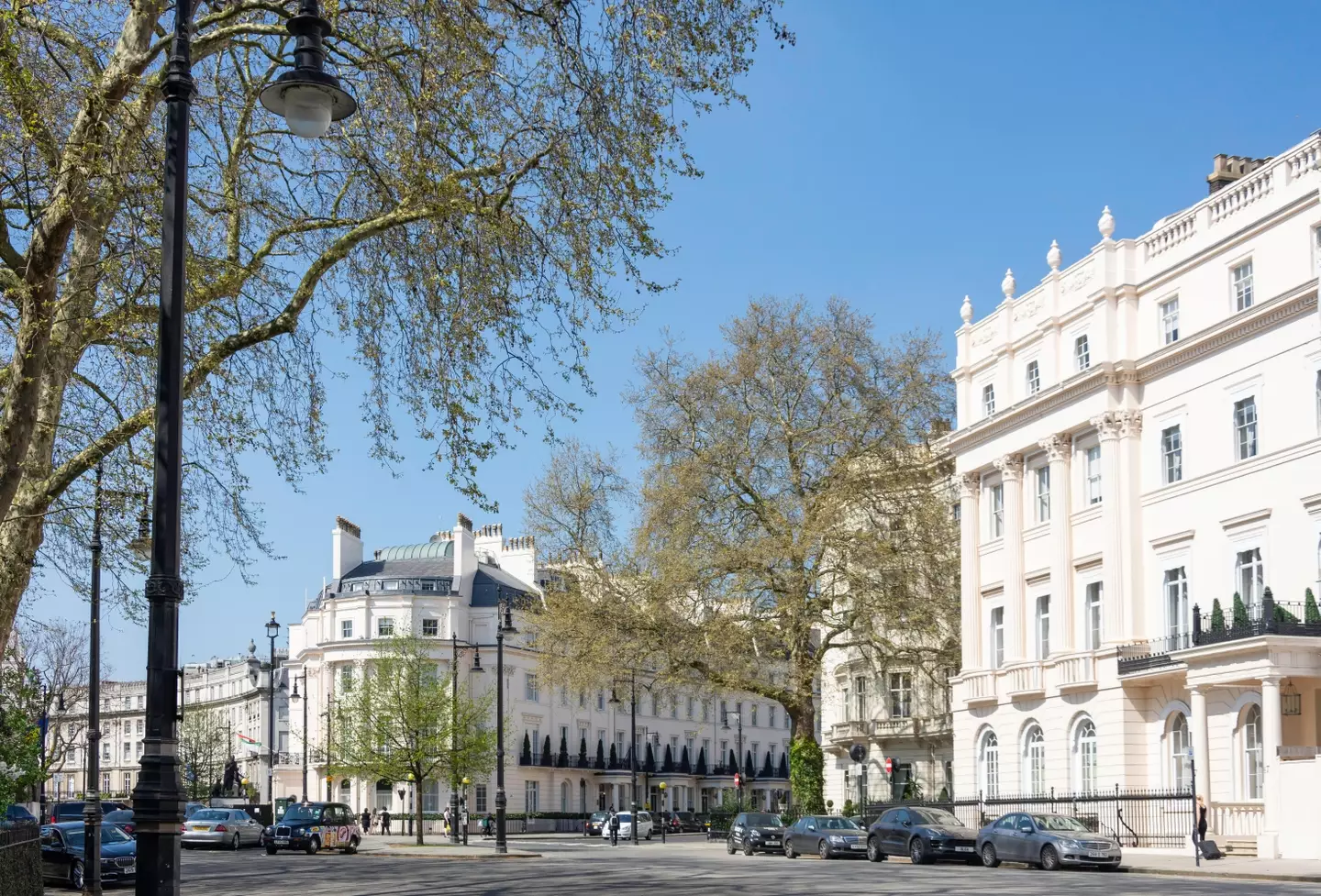 The UK government is looking into turning houses owned by oligarchs into emergency housing for Ukrainian refugees.