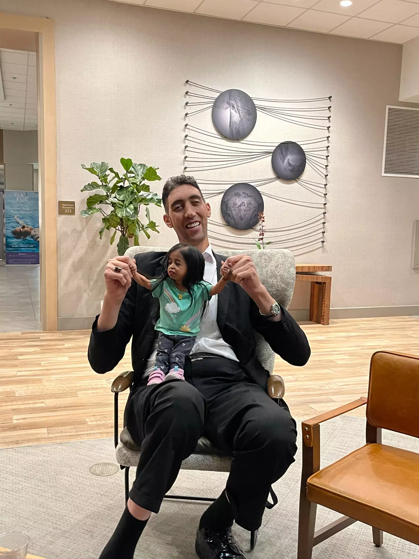 The pair have a staggering 6ft height difference.