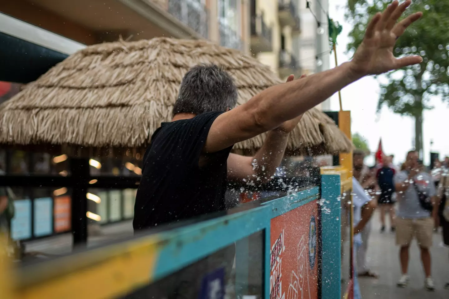 Turistas en España rociados con pistolas de agua en la última protesta de 'vete a casa' Turistas en España rociados con pistolas de agua en la última protesta de 'vete a casa'