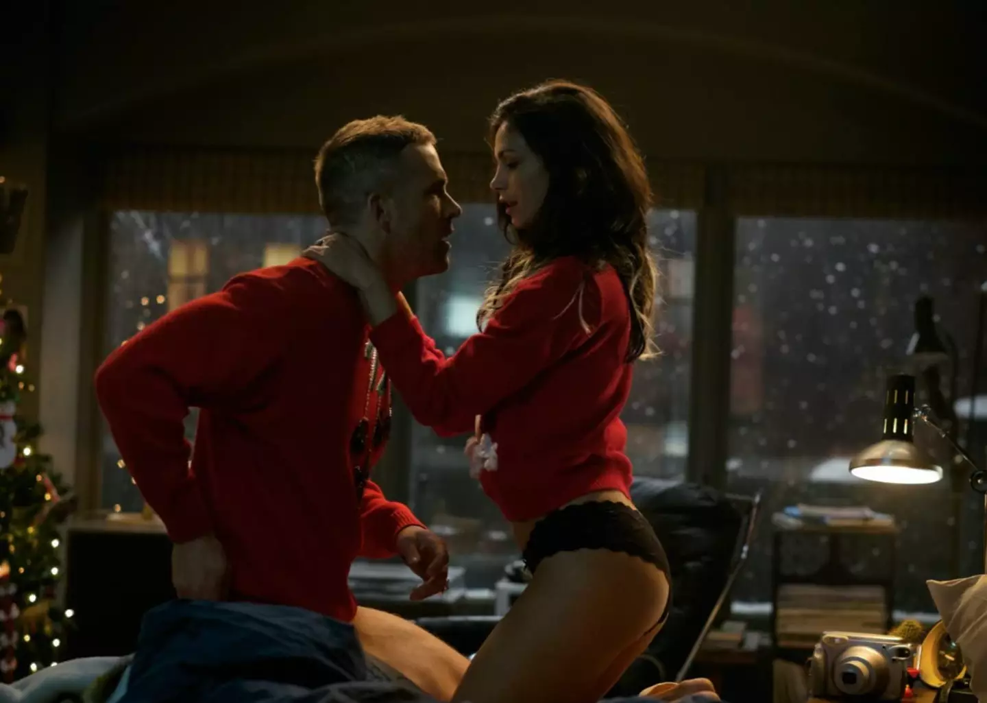 Morena Baccarin has revealed that she did not enjoy kissing and filming a two-day sex scene with Ryan Reynolds in Deadpool.