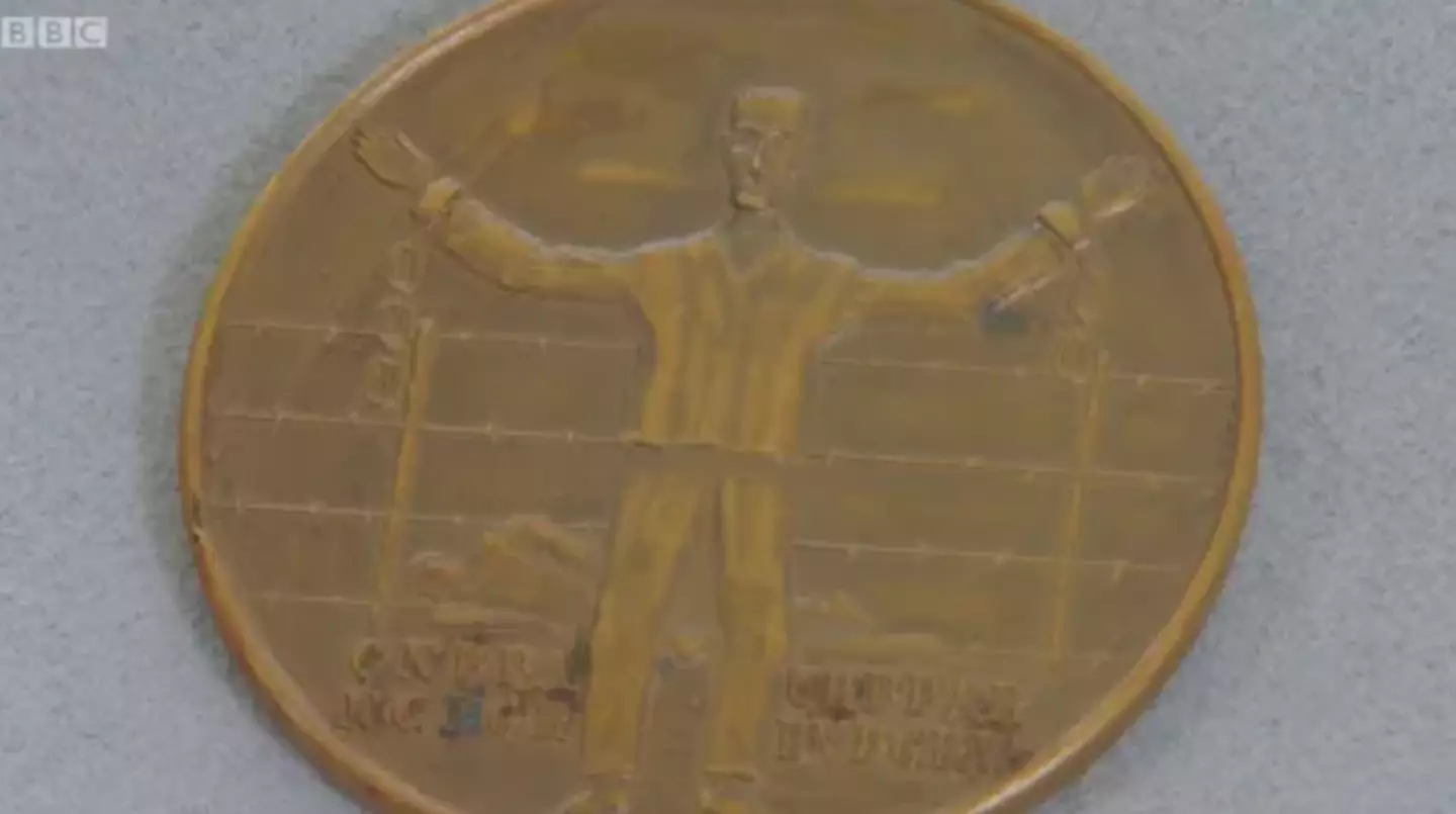 A woman brought the medal on, revealing it had belonged to her grandfather Tommy.