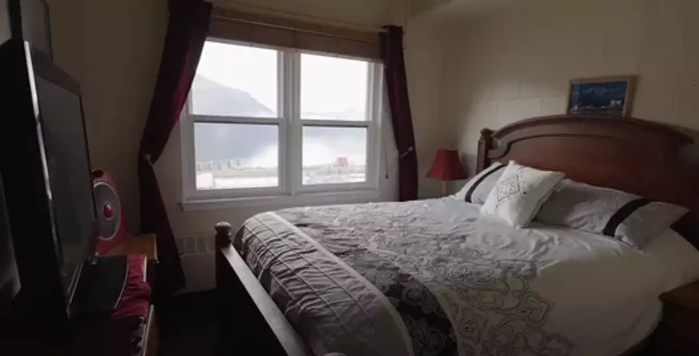 The apartment was dubbed as 'cosy' (YouTube/Seek Discomfort)