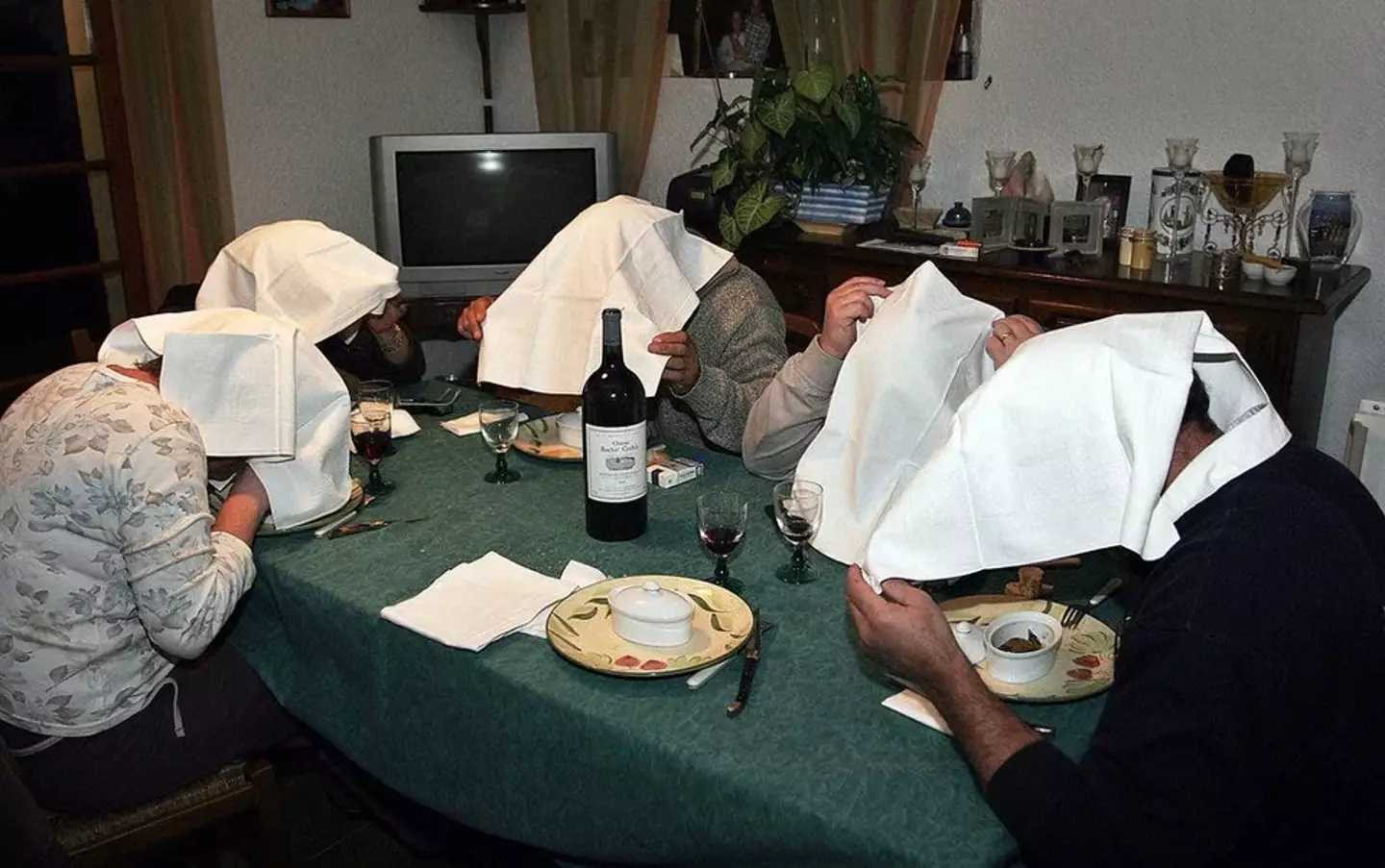 Diners have to place a napkin over their heads when eating ortolan bunting.