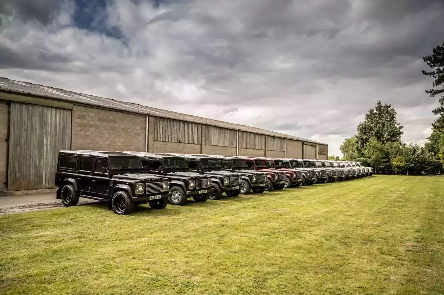 Người đàn ông từng chơi lớn tậu cùng lúc 200 chiếc Land Rover Defender về "bỏ kho" vào năm 2015 ra sao sau 10 năm?- Ảnh 2. Người đàn ông từng chơi lớn tậu cùng lúc 200 chiếc Land Rover Defender về "bỏ kho" vào năm 2015 ra sao sau 10 năm?- Ảnh 2.