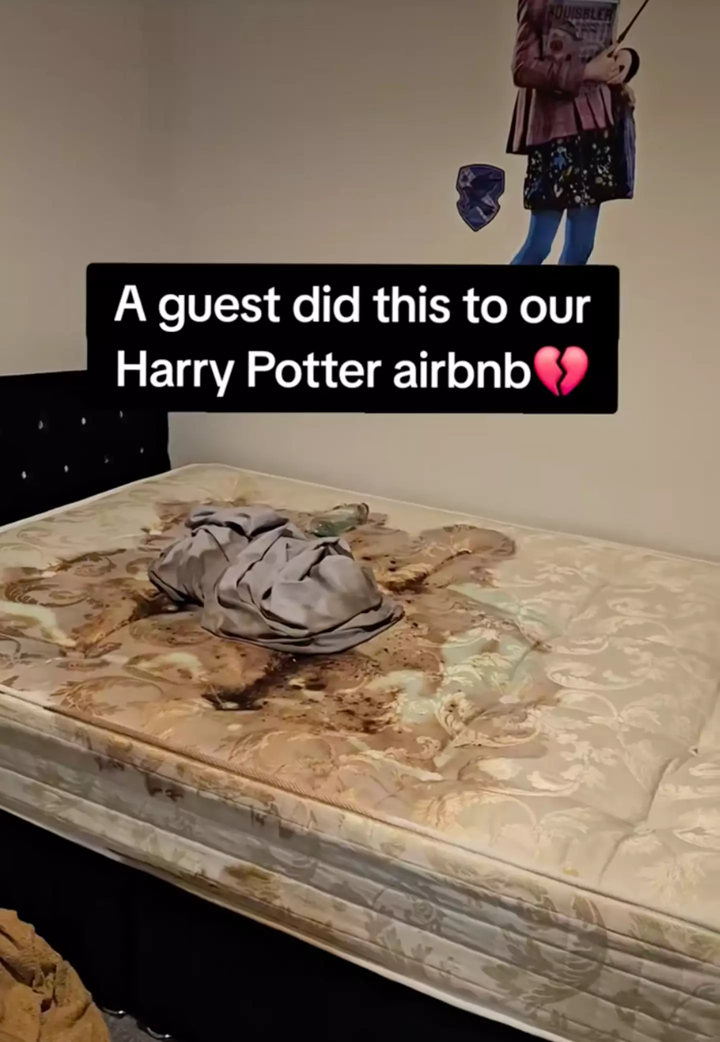 The suspicious brown substance was found all over the bed (tiktok/homelea.stays)