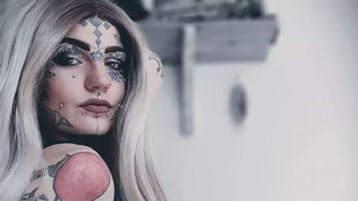 Children Don't Recognise Mum After She Has Over 40 Tattoos Covered Up For Experiment