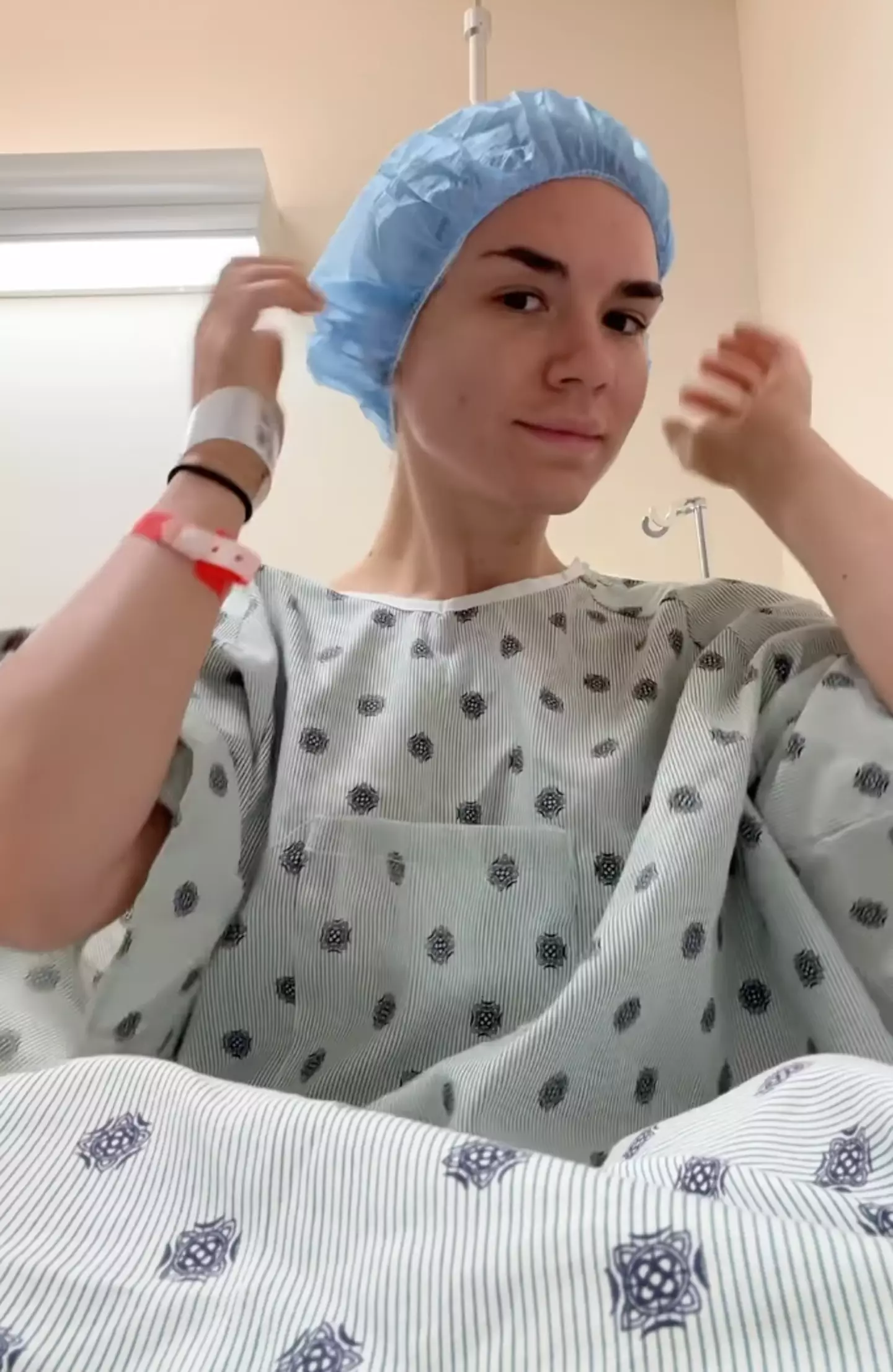 She had to undergo several medical procedures after the cosmetic work (Instagram/@beatriz.amma)