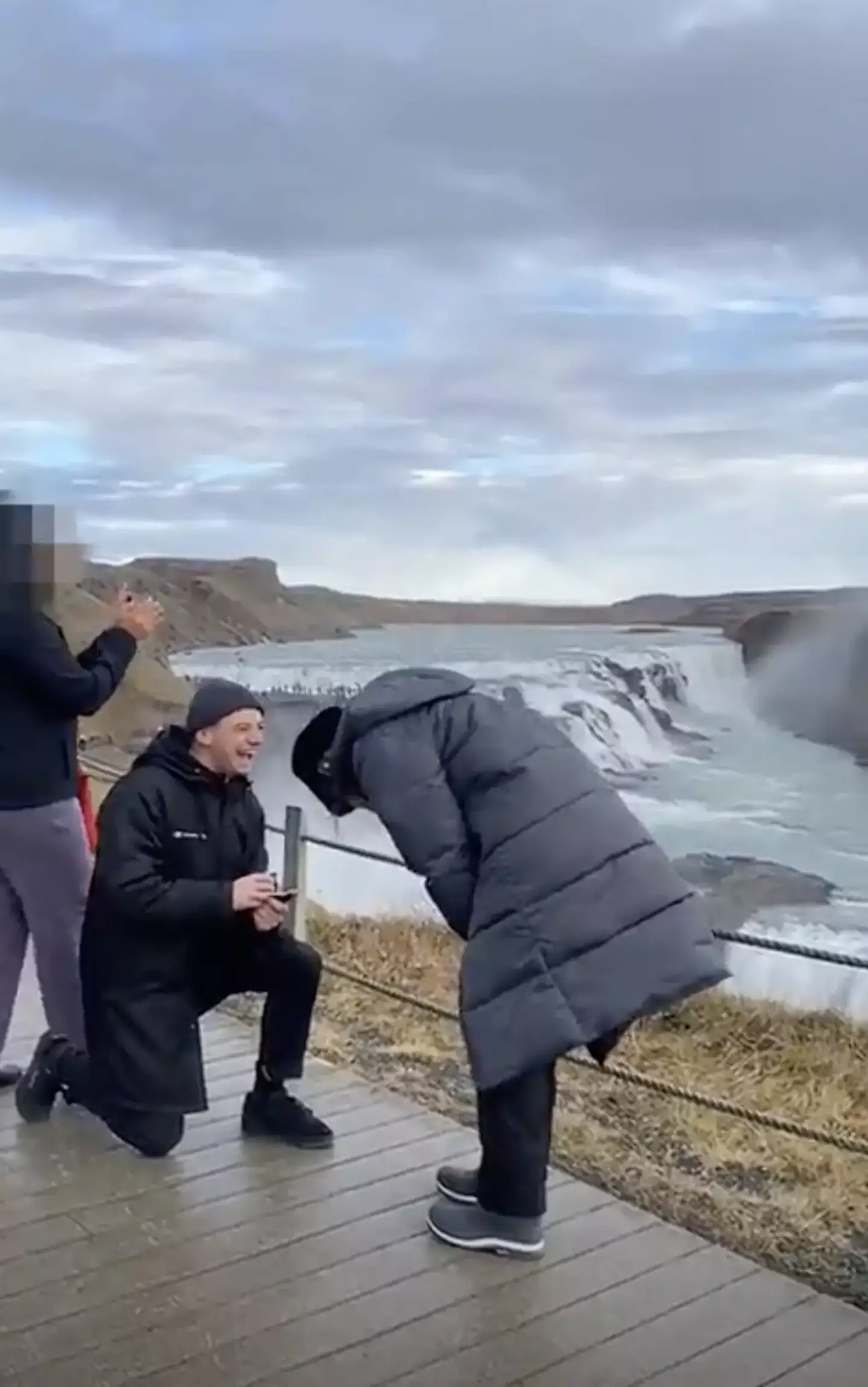 A tourist, seemingly unwittingly, crashed the proposal.