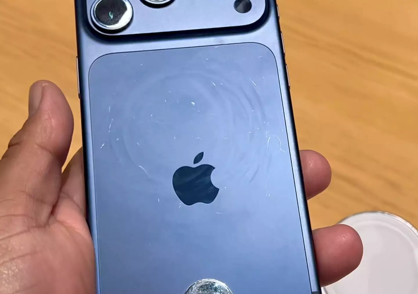 People have been complaining about the scratches (X/@amisecured)