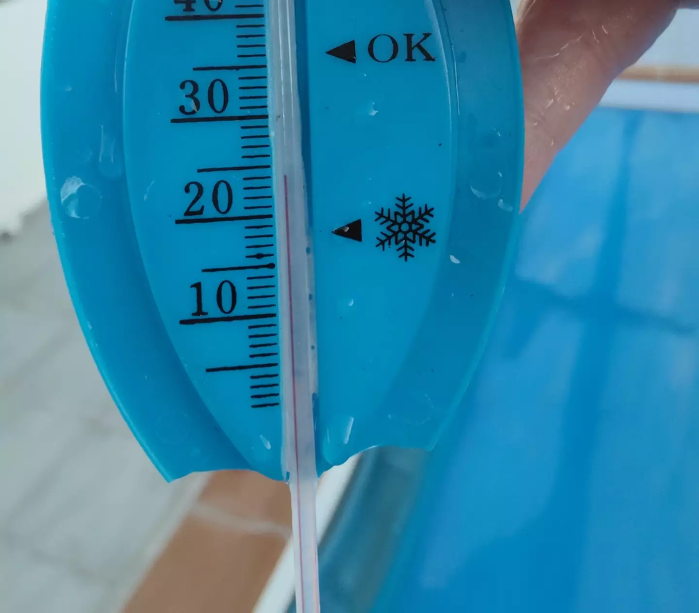 Gulnara measured the temperature of the pool with a thermometer.