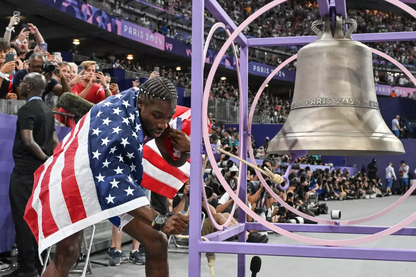 Noah Lyles gave it a ring after securing gold (ANDREJ ISAKOVIC/AFP via Getty Images)
