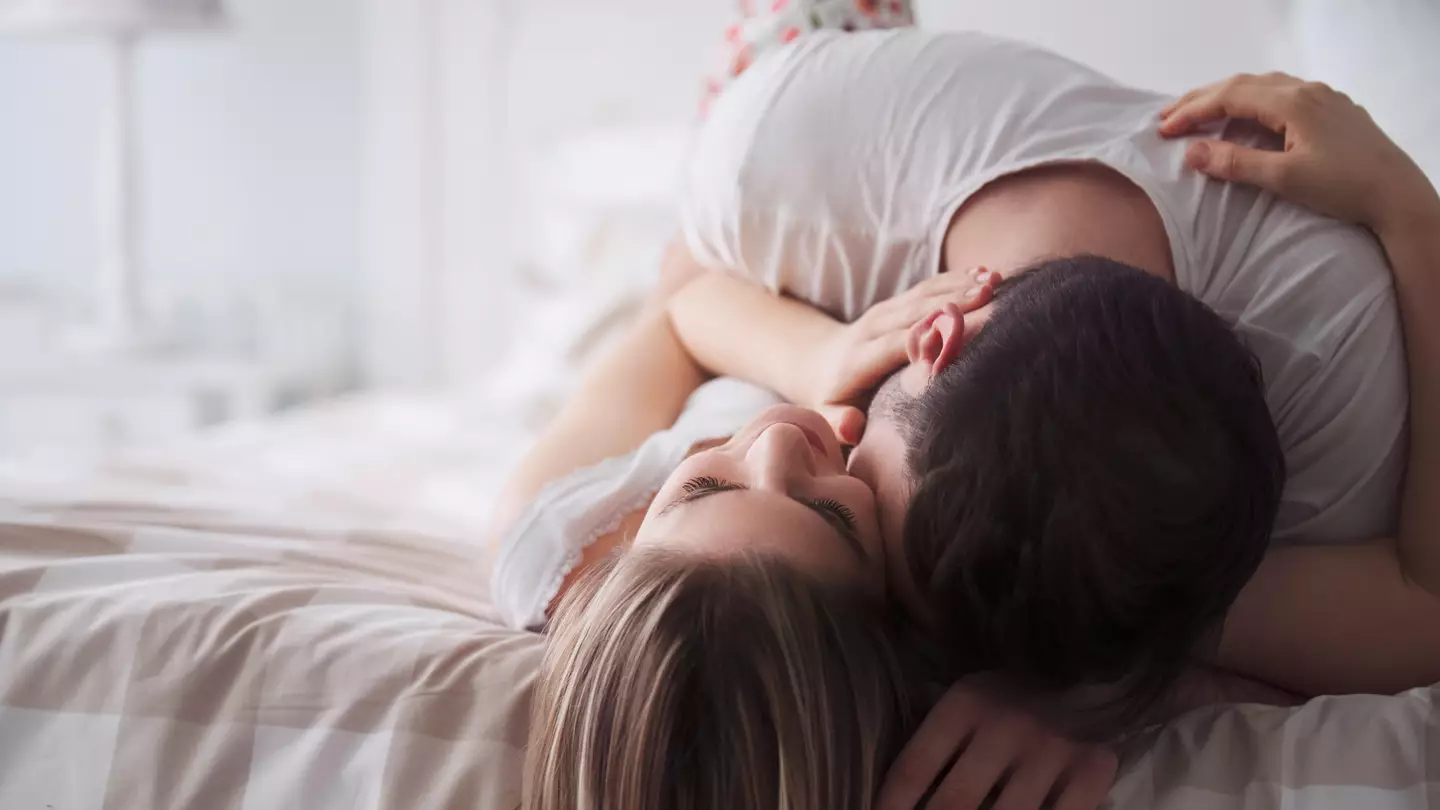 Furious Neighbour Leaves Note On Tinder Date's Door After Loud Evening In