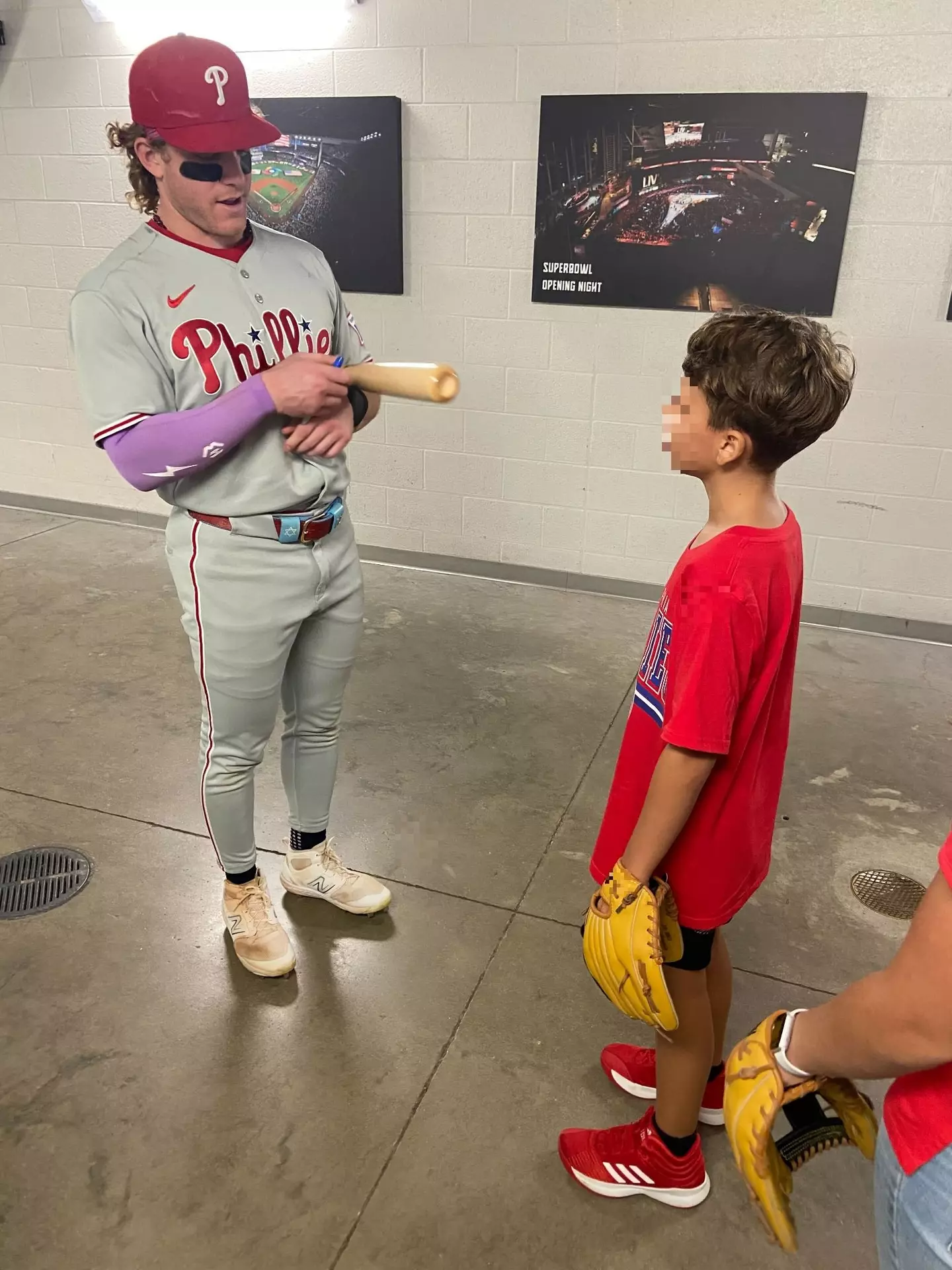 The young boy was eventually treated to a signed bat and a goodie bag by the Phillies (X/@Phillies)