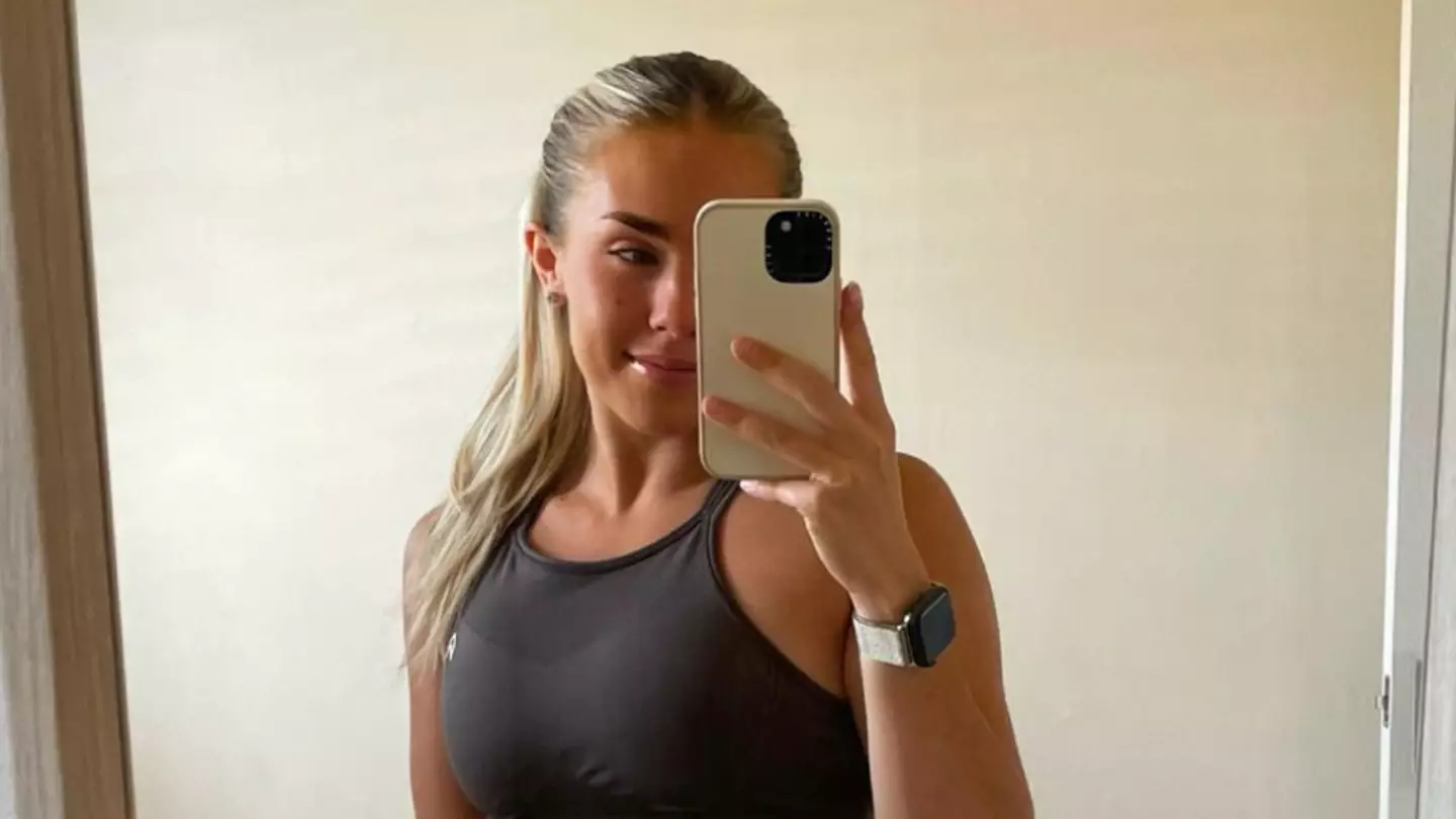 Fitness coach takes photos seconds apart to share truth about Instagram body snaps