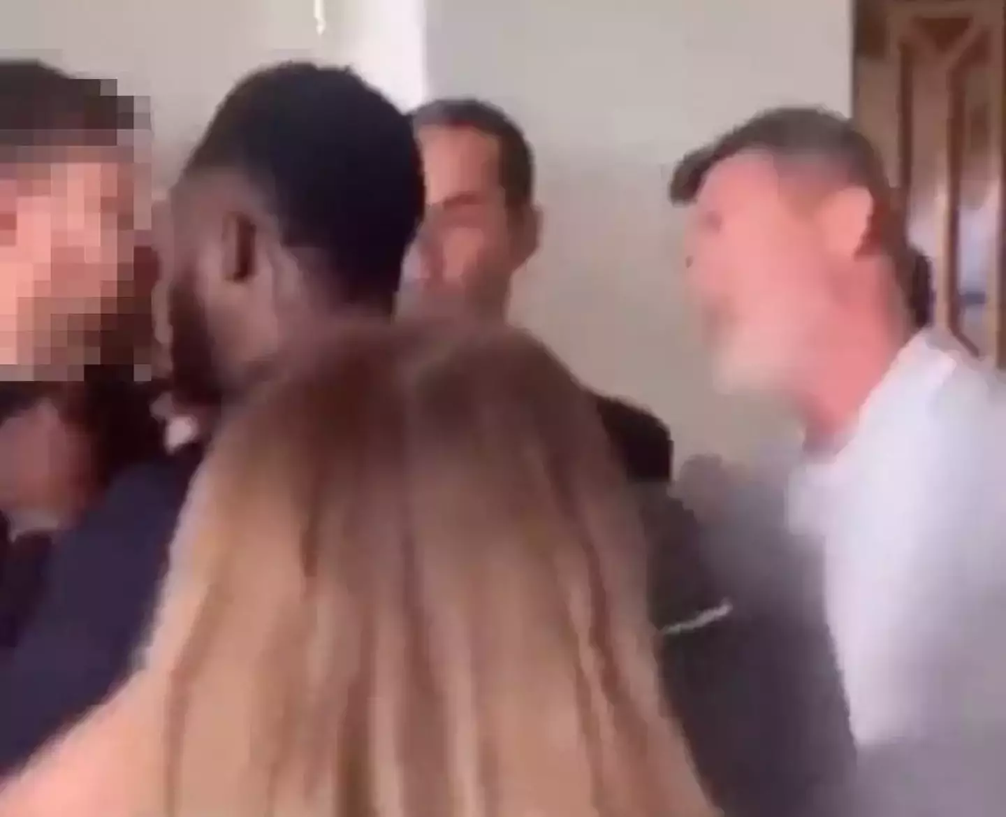 Roy Keane stood to the side of the two men. (X)