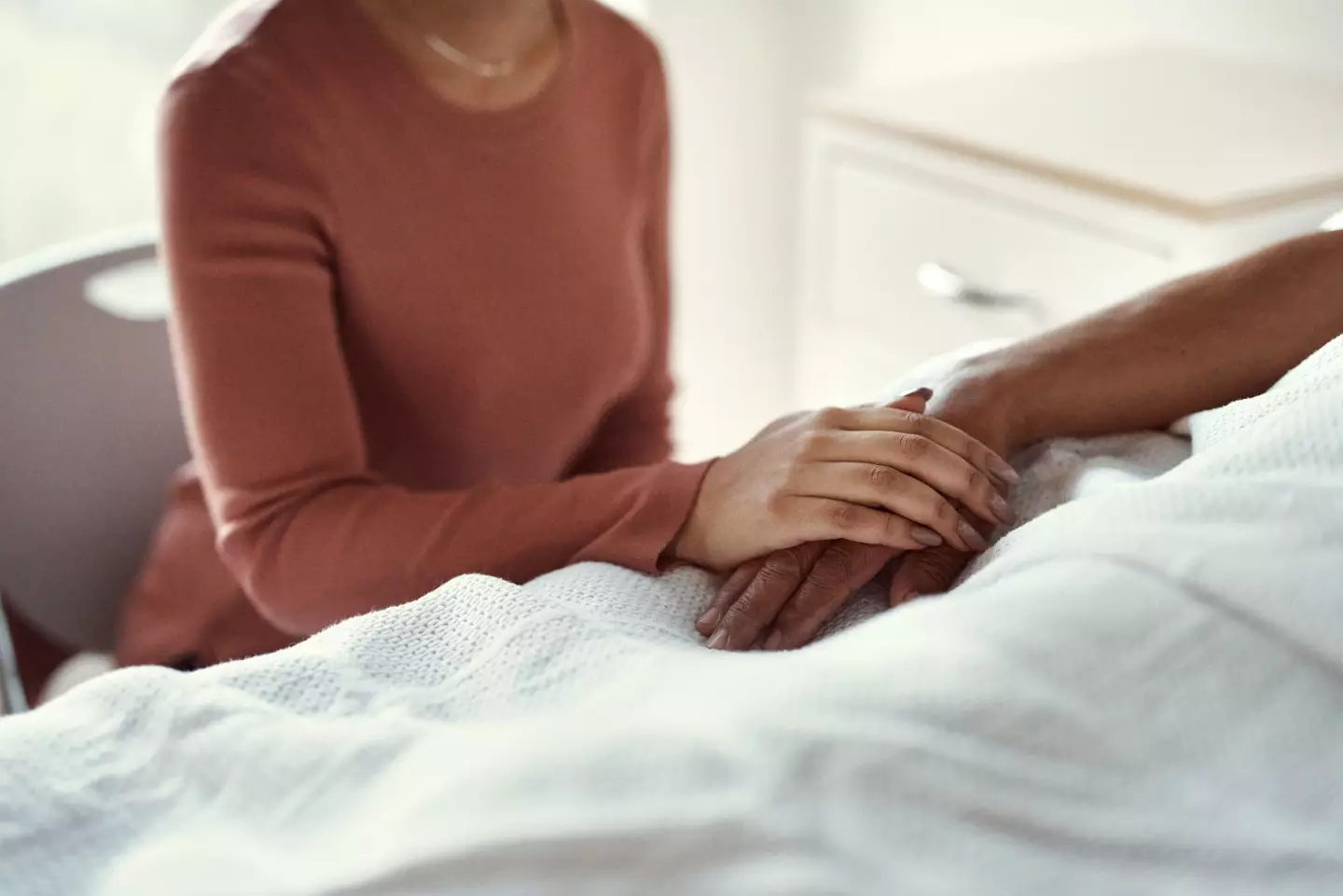 Experts shared some things to say to a loved one on their deathbed. (shapecharge / Getty)