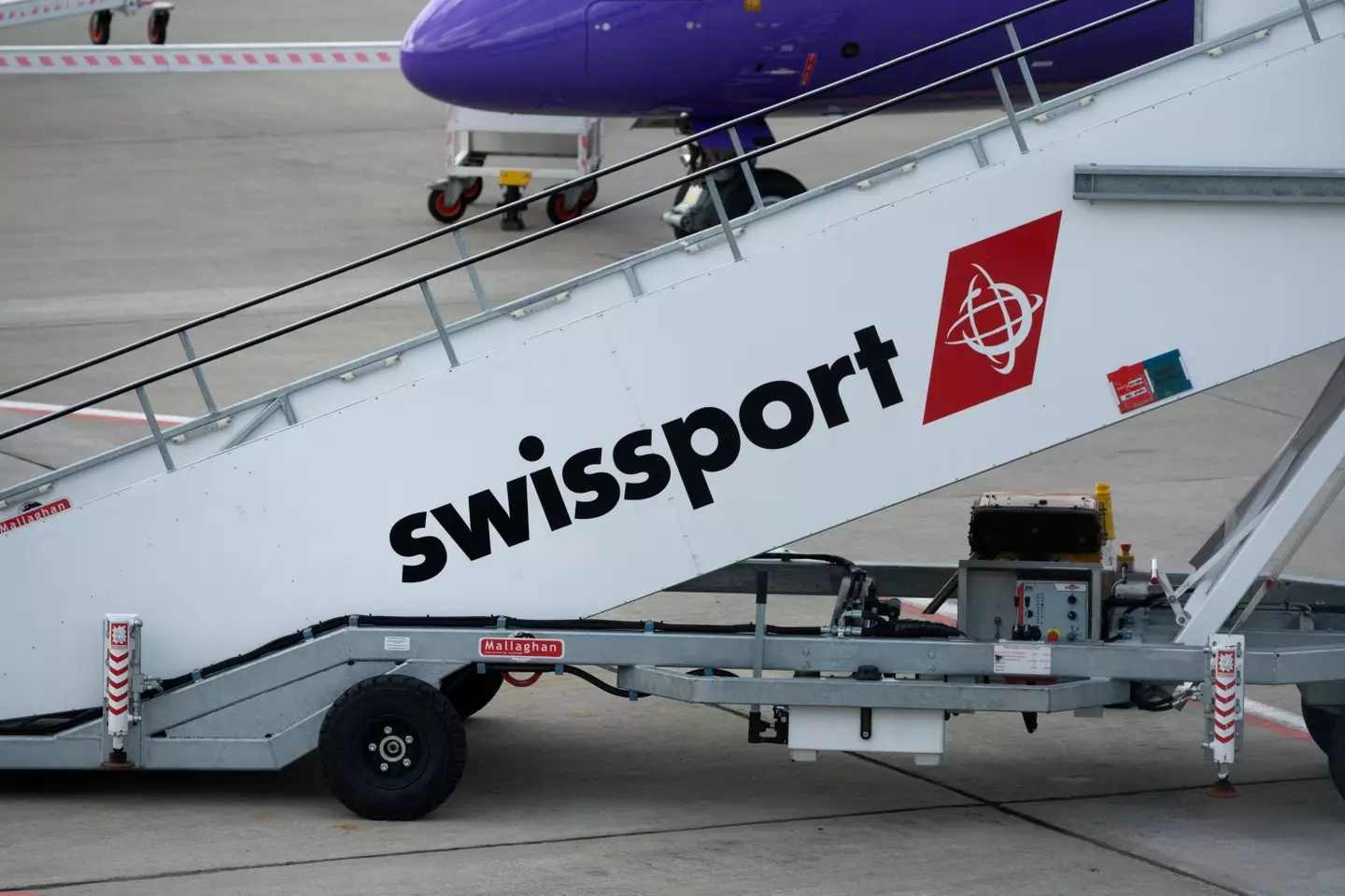 The pilot of the TUI flight accused Swissport of having 'abandoned' the plane and its passengers.