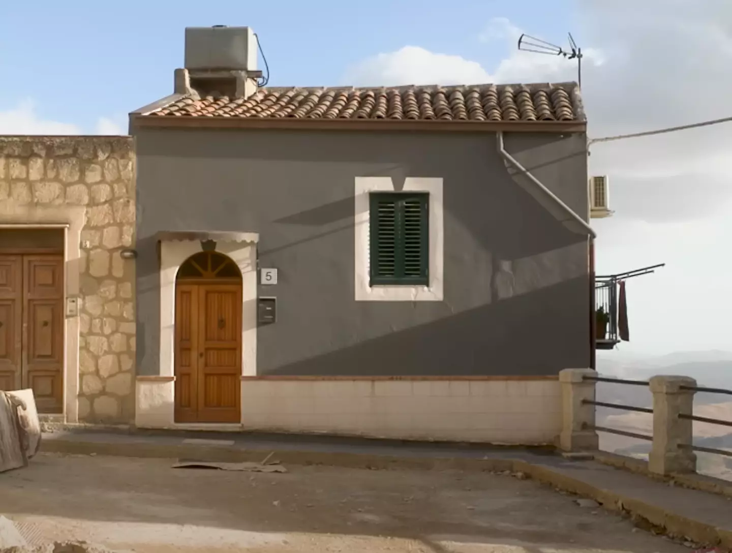 The American couple revealed that the 'deal of a lifetime' isn't exactly what it says on the tin. (YouTube/@InsiderNews)