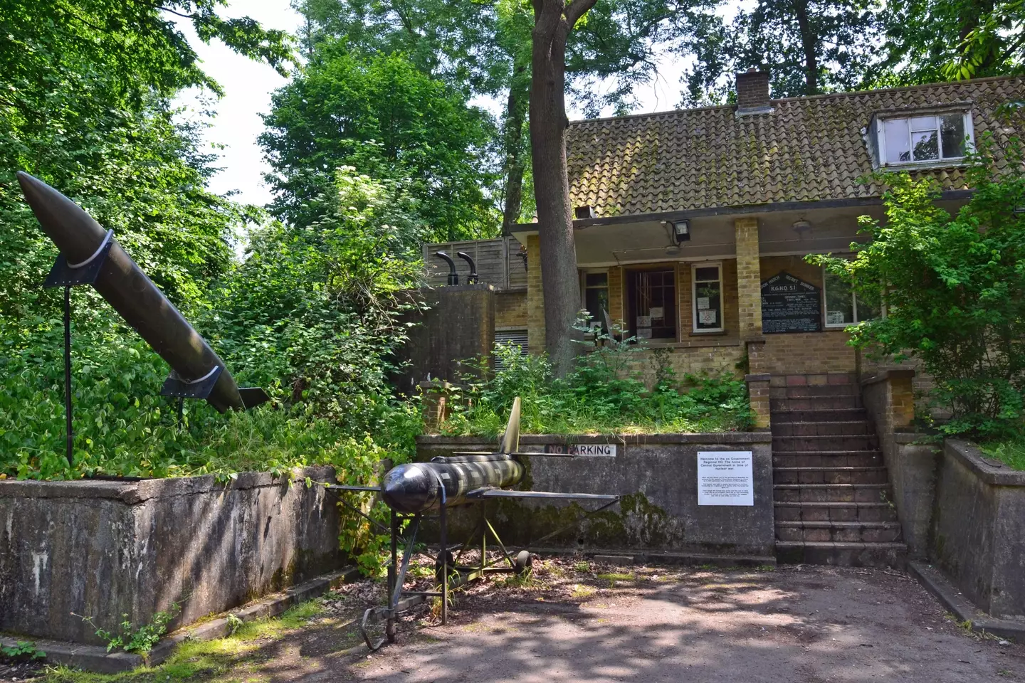 This bungalow hides a nuclear bunker built over 70 years ago, and you can even go inside it.