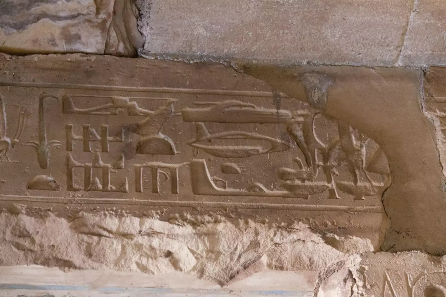 The author continued by claiming that the hieroglyph is part of an unfinished temple.