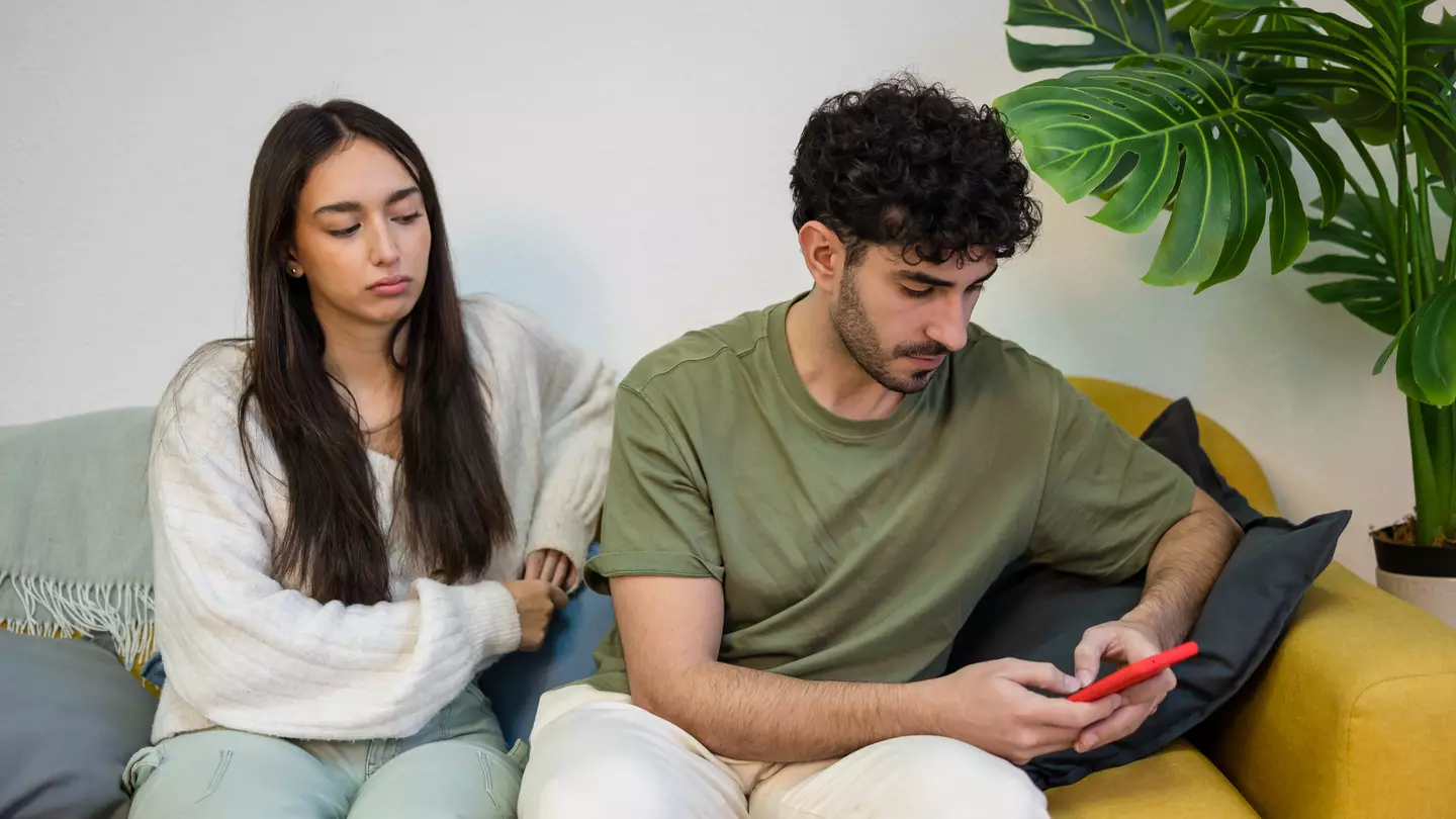 Psychologist explains the eight relationship signs that someone is going to cheat on you