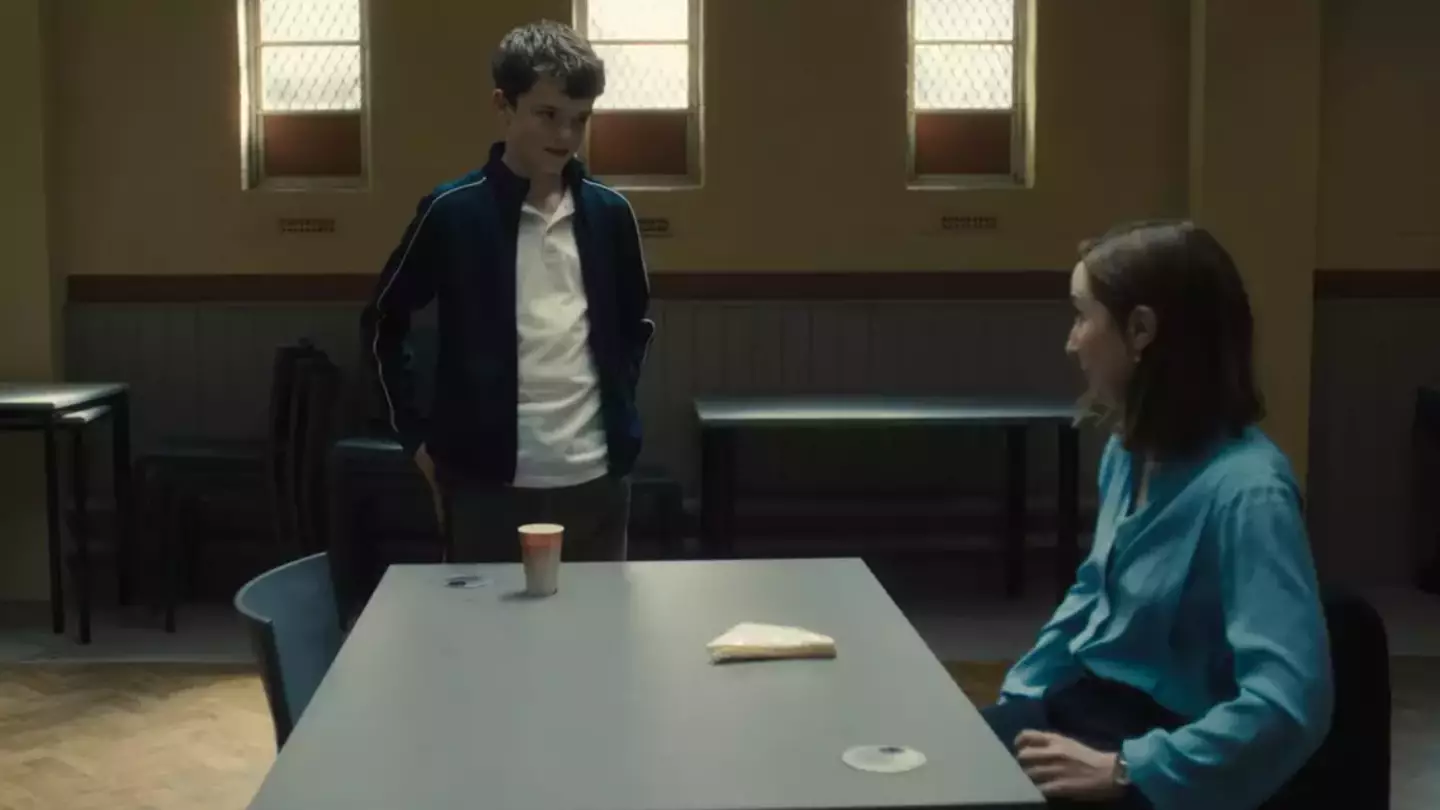 The psychologist brings him half a sarnie and a hot choc. (Netflix)