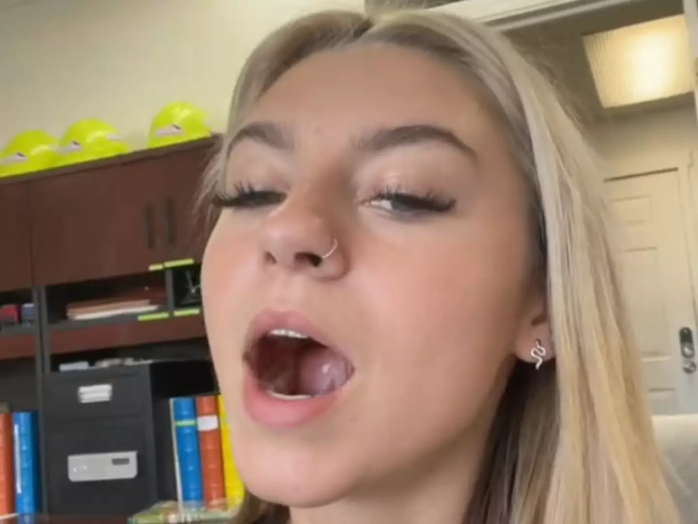 'Gleeking' is a disgustingly weird human function that most people don't realise they can do 1 The content creator showed her 'gleeking' skills off. (TikTok/@skysaferian)