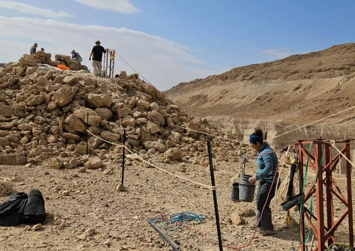 Excavating the site (Judean Desert Survey Unit / Israel Antiquities Authority)