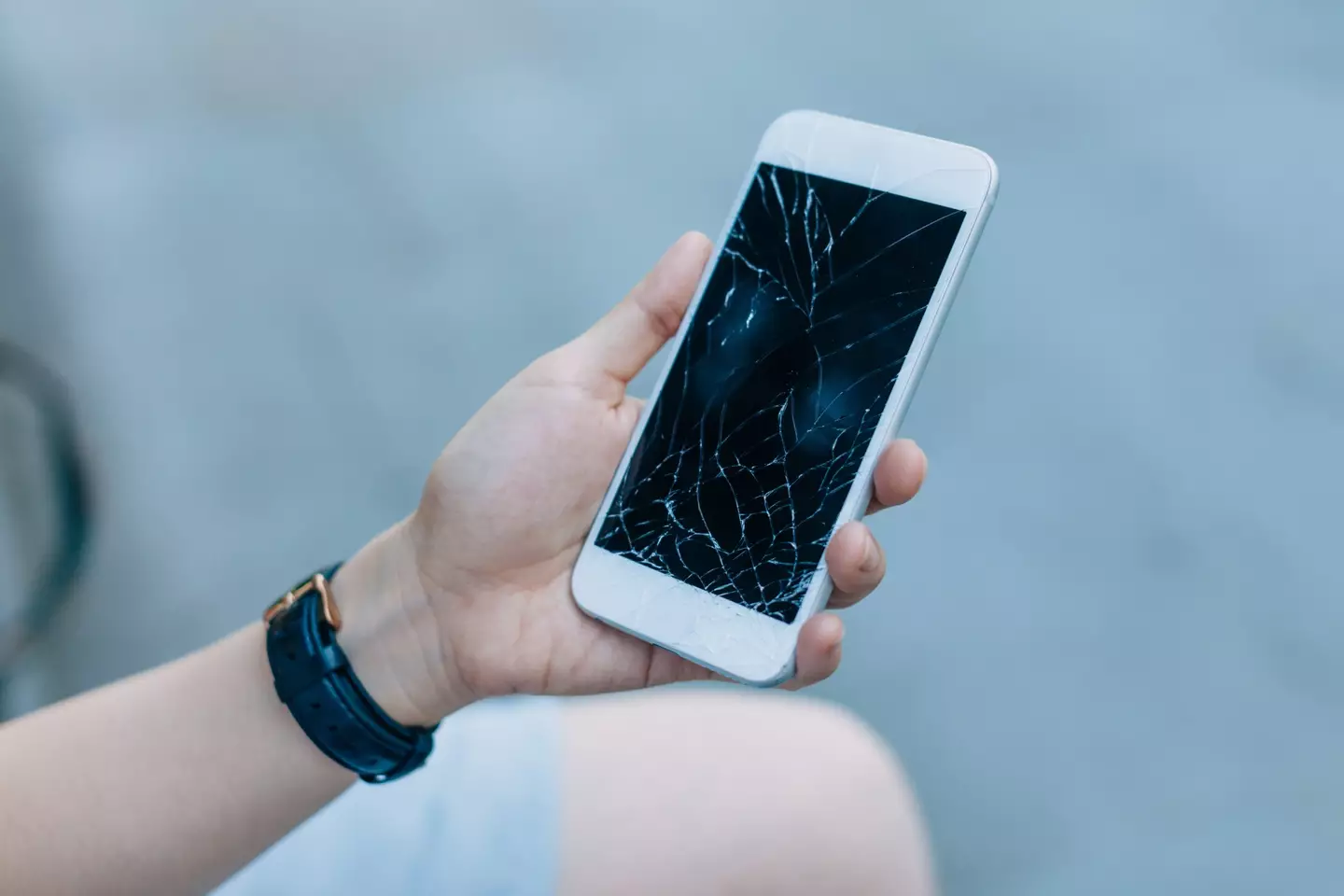 If a phone you bought arrived smashed, you need to know your rights when it comes to getting a replacement.