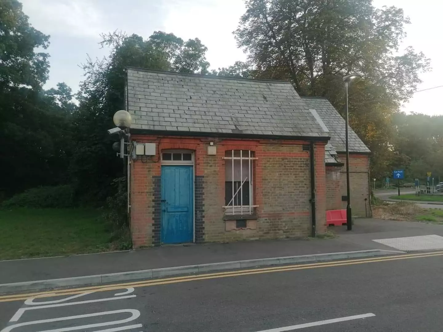 An abandoned building with a creepy history is discovered by an explorer group.