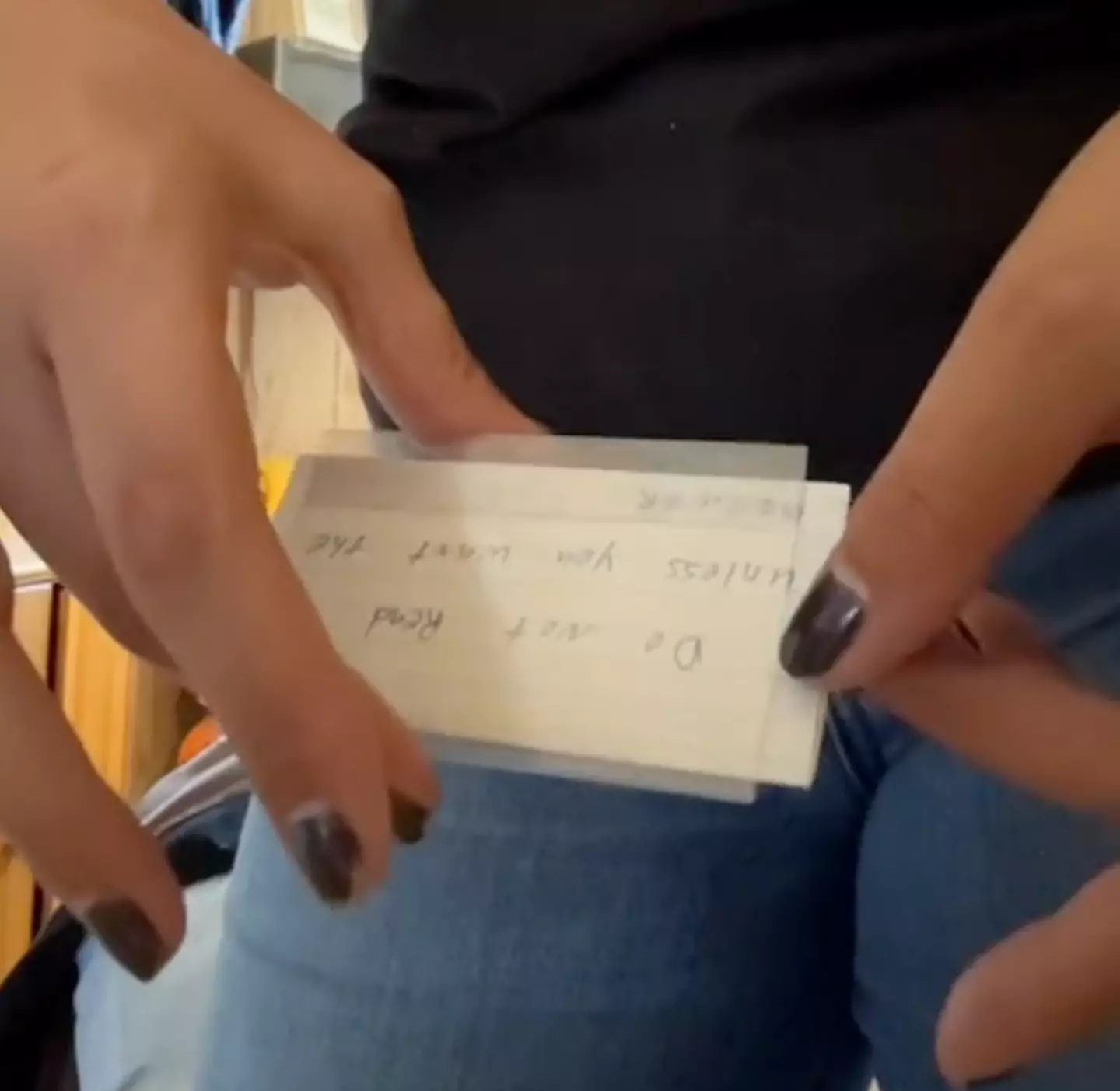 She had no idea what to think when stumbling upon the note (TikTok/isyabootay)