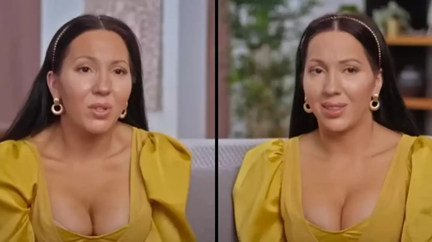 Twin sisters decide to both have teeth removed so they can stay identical