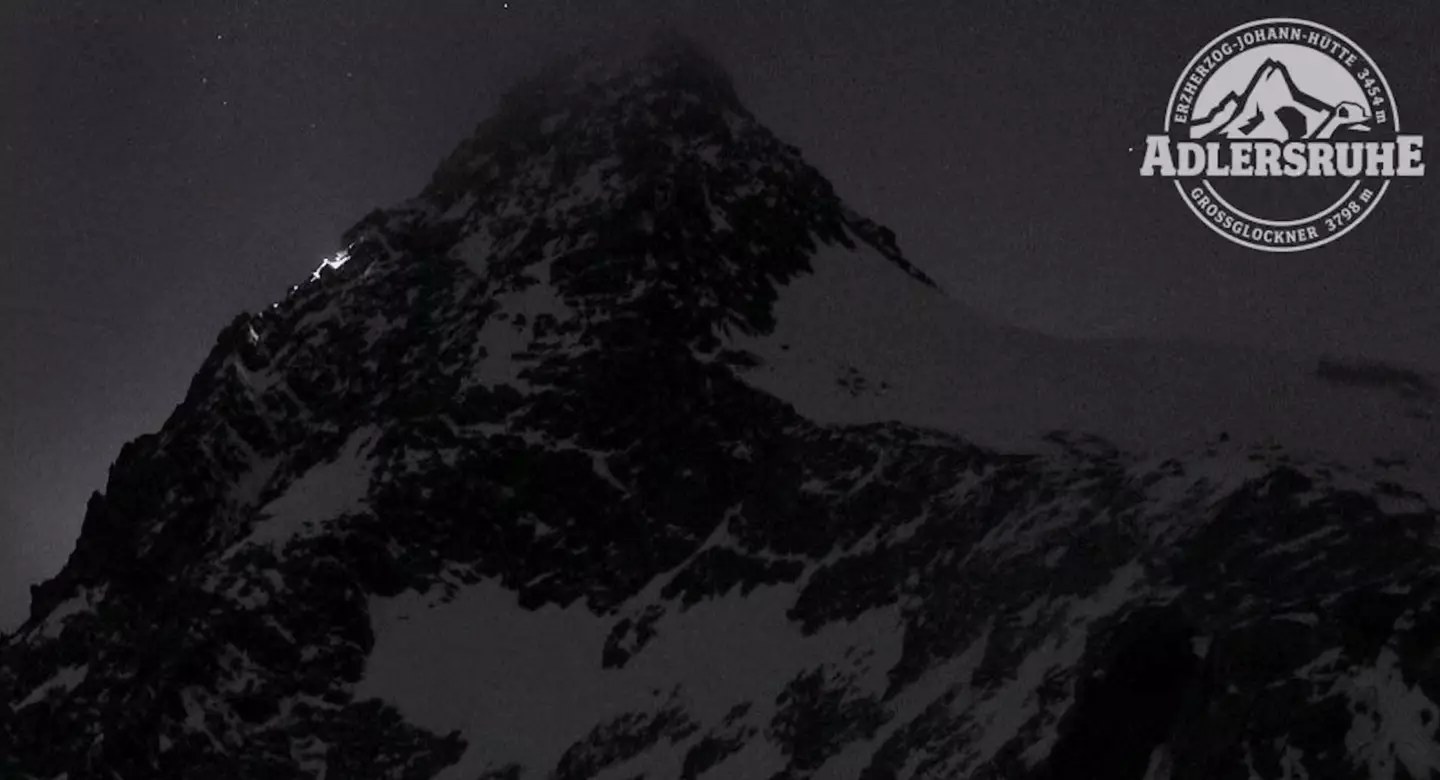 One image shows fading lights on the mountain (foto-webcam.eu)