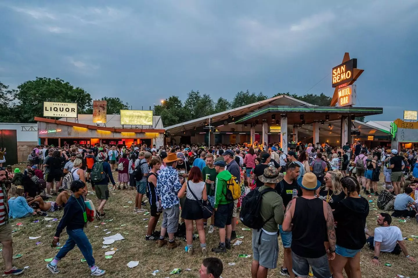 Festivalgoers at Glastonbury were furious as bars reportedly went cash-only, sparking absolute 'chaos'.