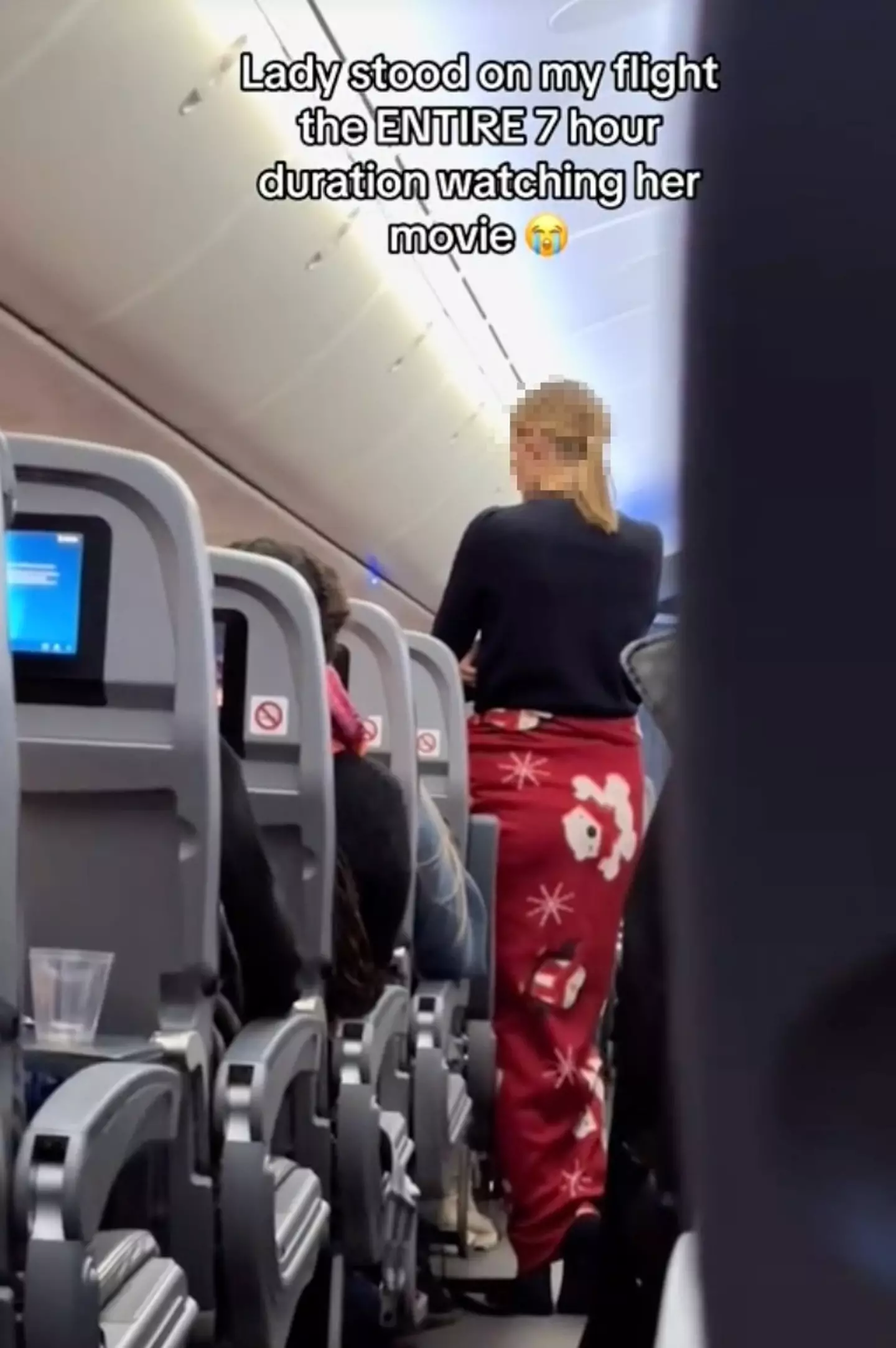 Maybe she just wanted to give everyone a chance to see her cool Christmassy blanket? (TikTok/@envisionaries)