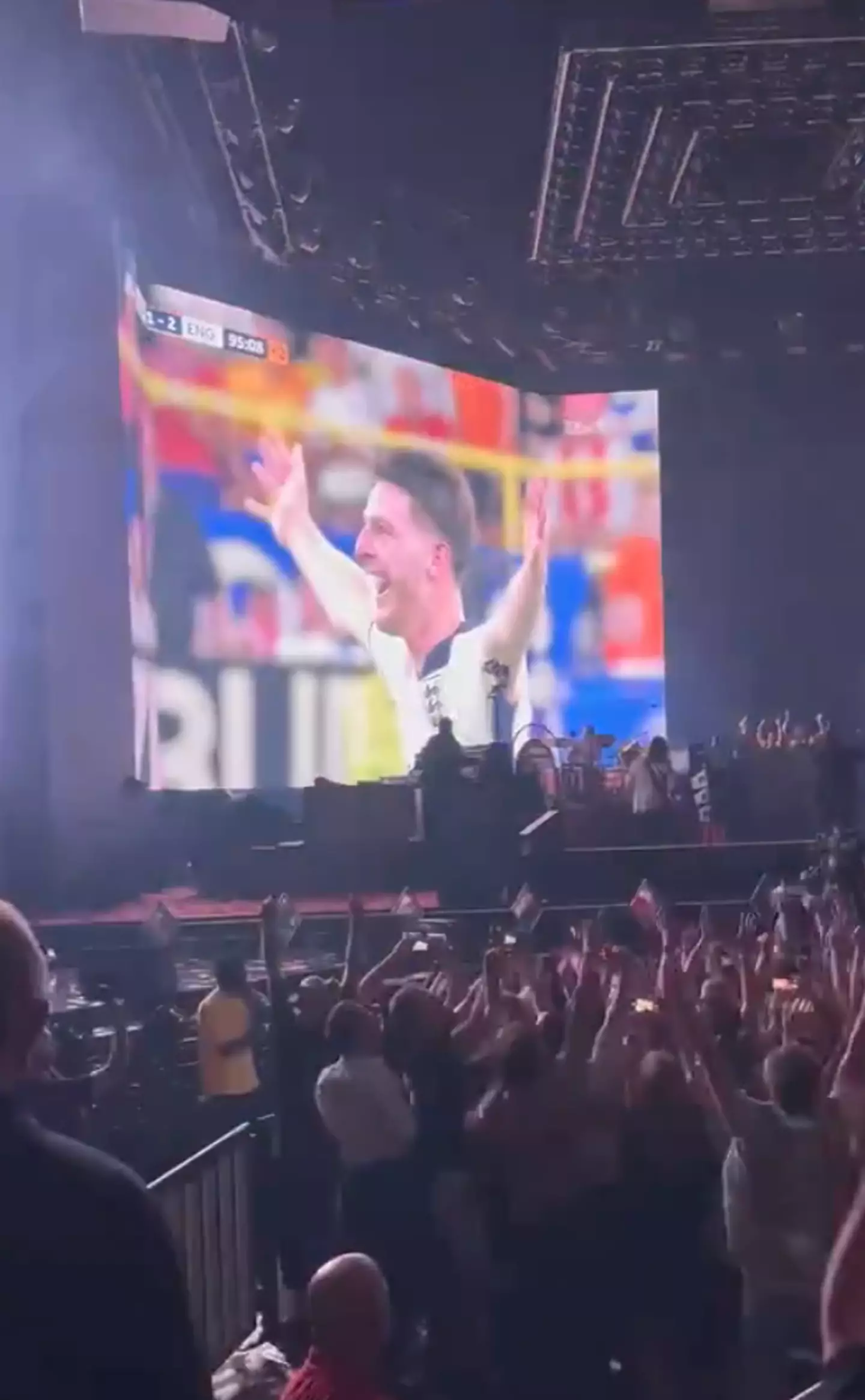 The final moments were shown on screen. (X/@nikkiwicks)
