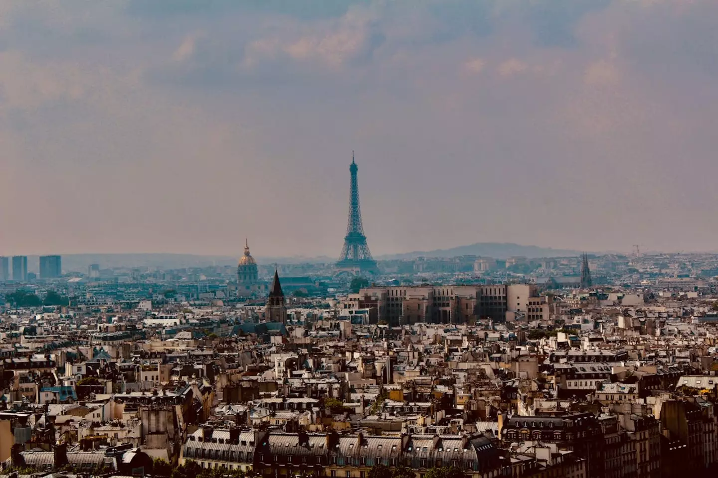 París también implementa un impuesto turístico.