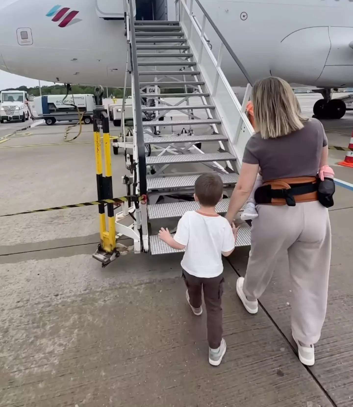 Jess Darrington offers advice to parents travelling with young children (Instagram/@whereisbriggs)
