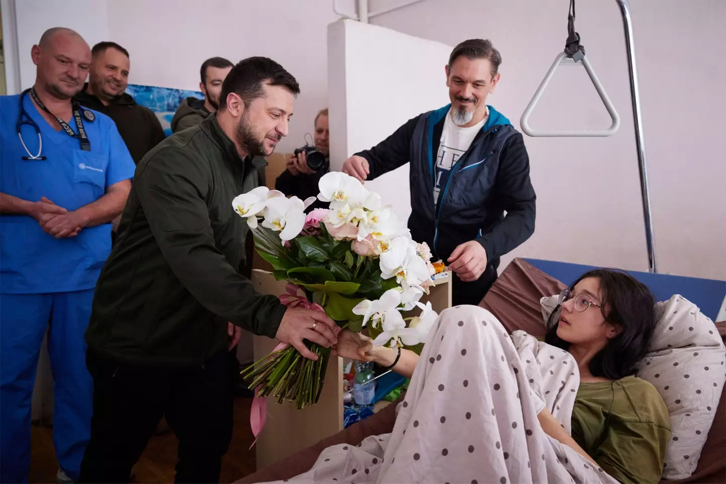 Volodymyr Zelenskyy visits Katya Vlasenko in hospital.
