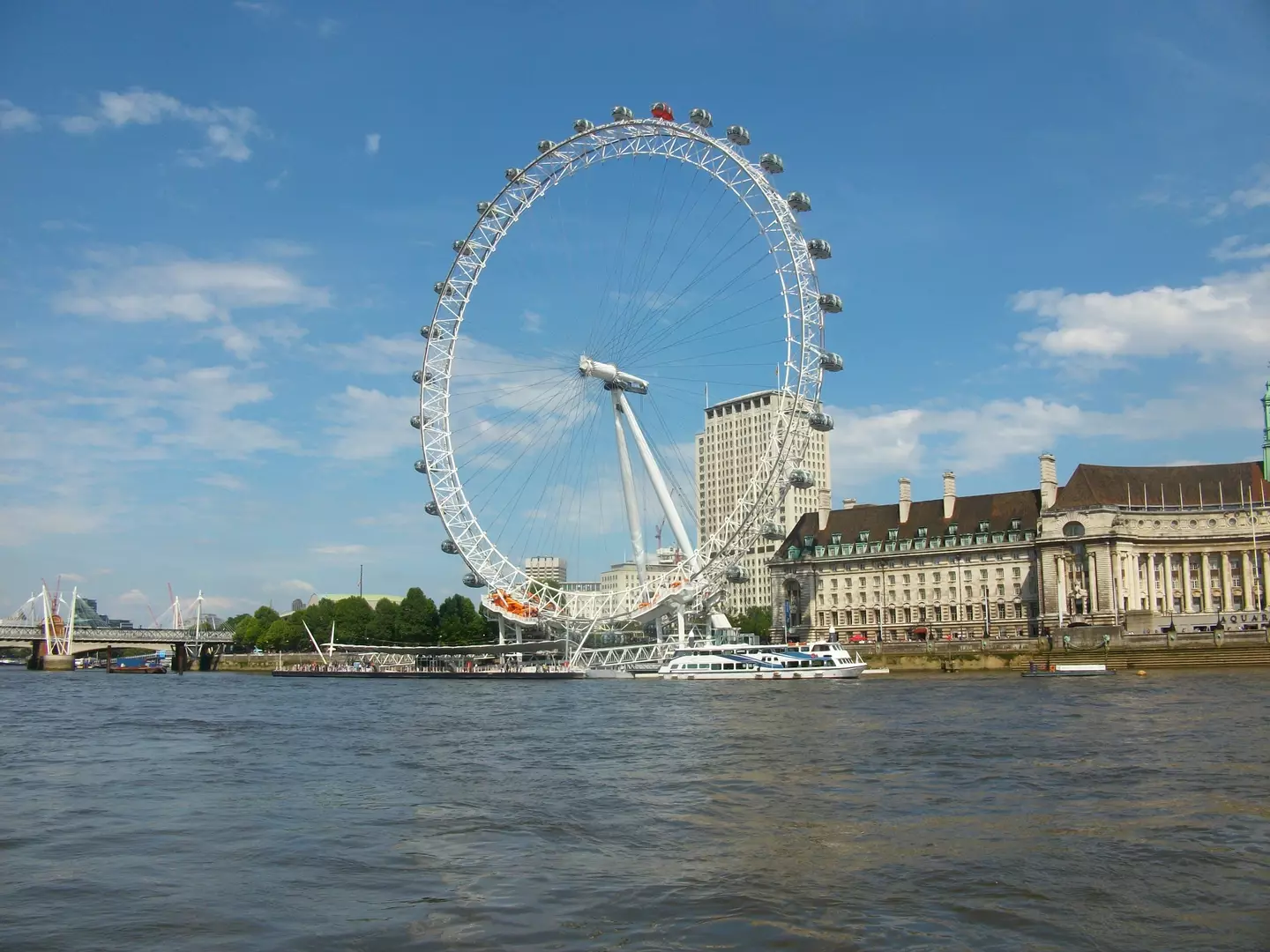 On Monday Greater London is expected to reach 34 degrees celsius.