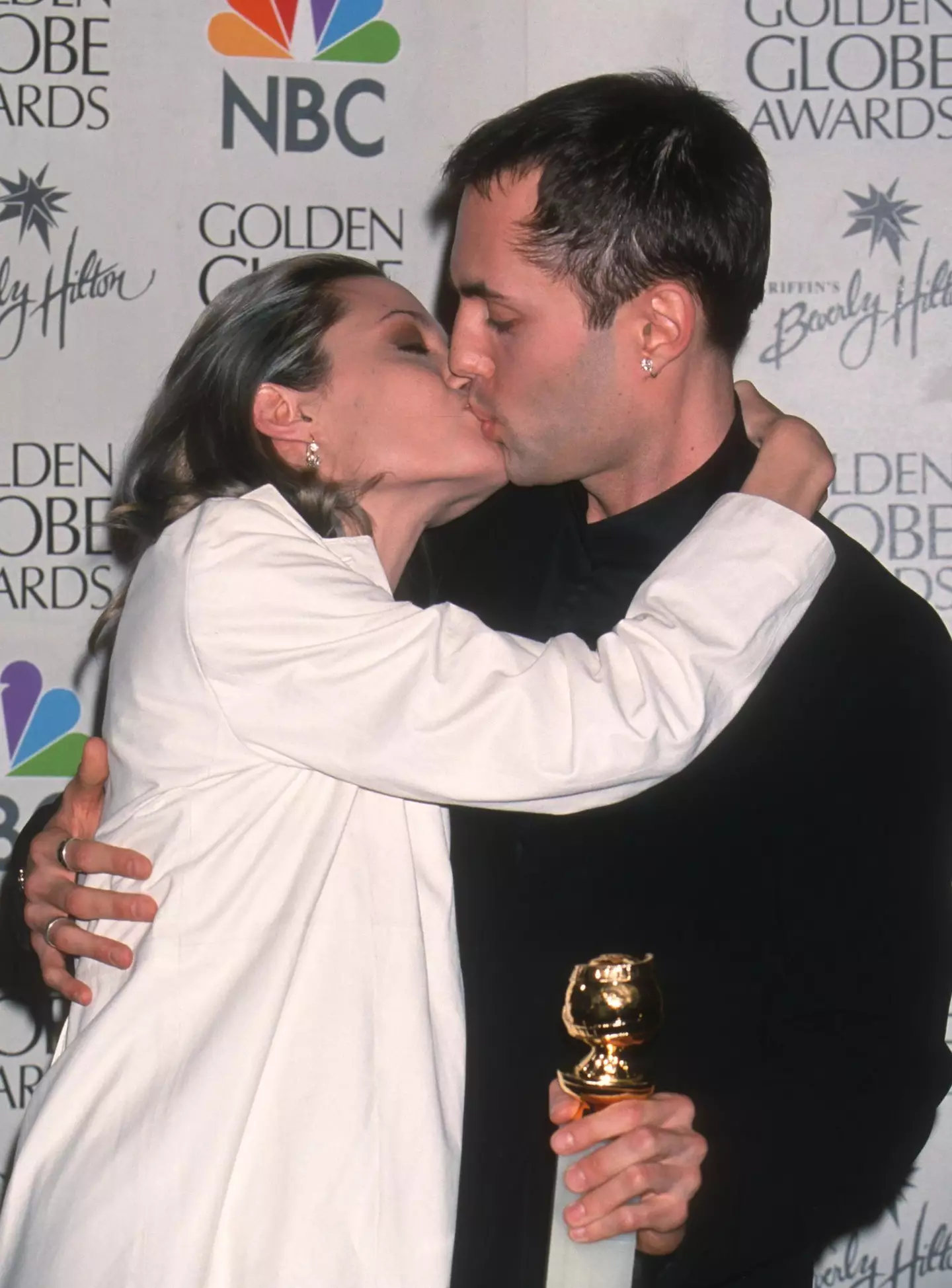 She also smooched him at the Golden Globes the same year.