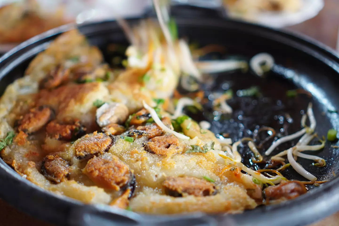 Several experts advise that you cook your oysters to avoid any risks. (Getty Stock Photo)