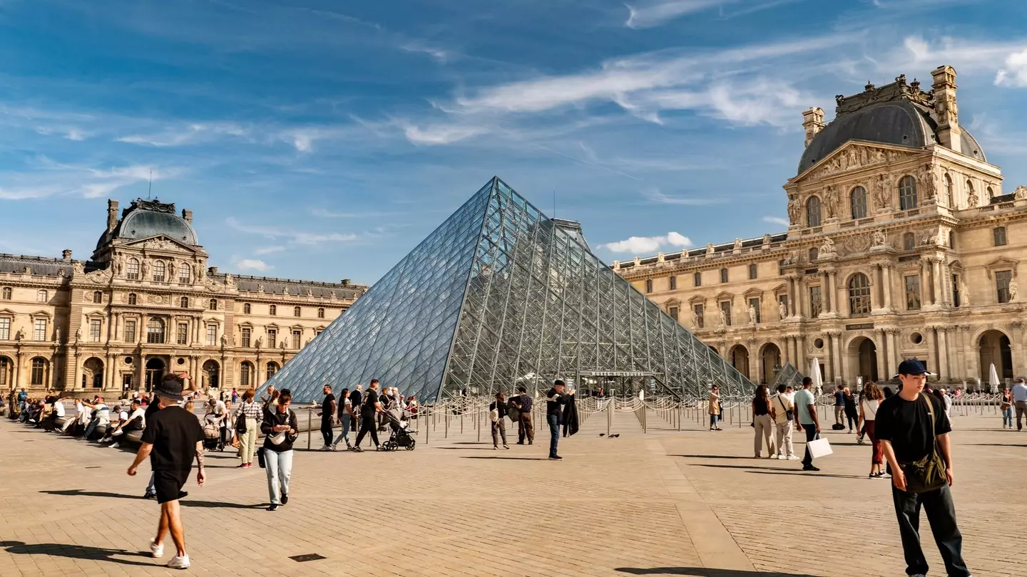 'Chaos' as Louvre museum in Paris closed after robbery
