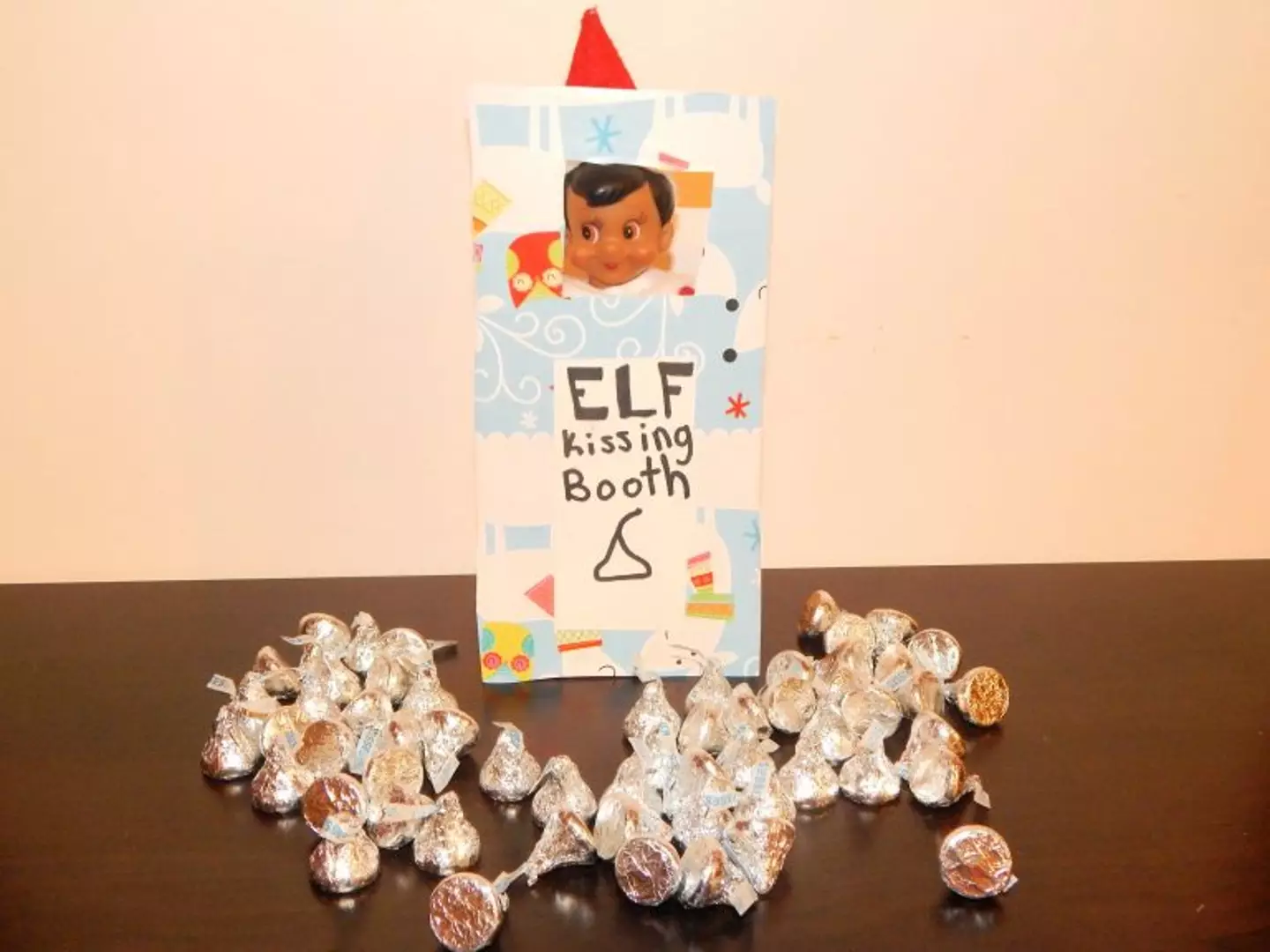 Elf kissing booth. (