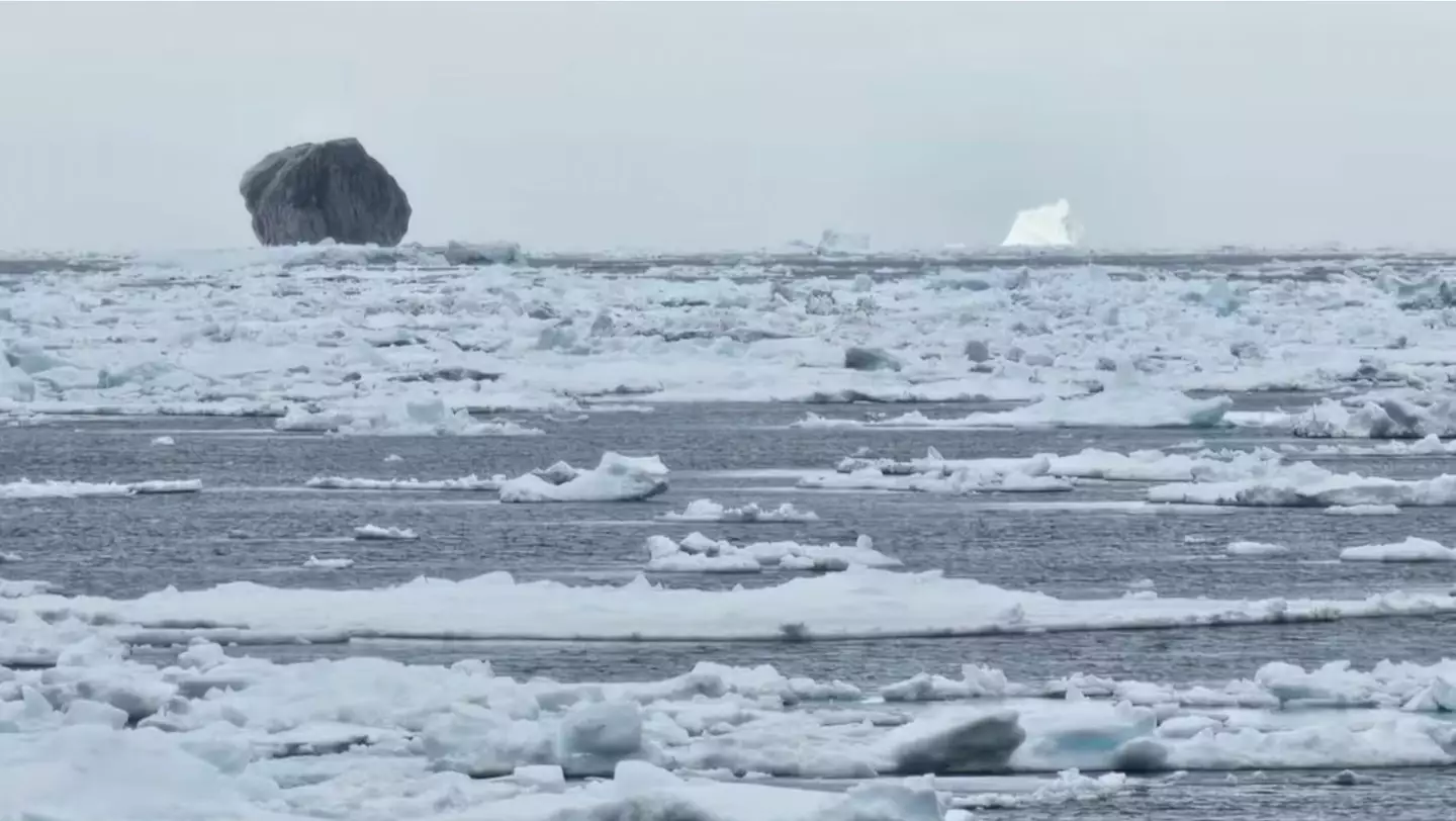 The giant iceberg (Facebook/Hallur Antoniussen)
